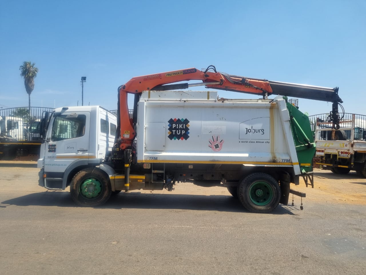 2007 MERCEDES BENZ 1517 COMPACTOR UNIT WITH PK15500 CRANE - Image 7