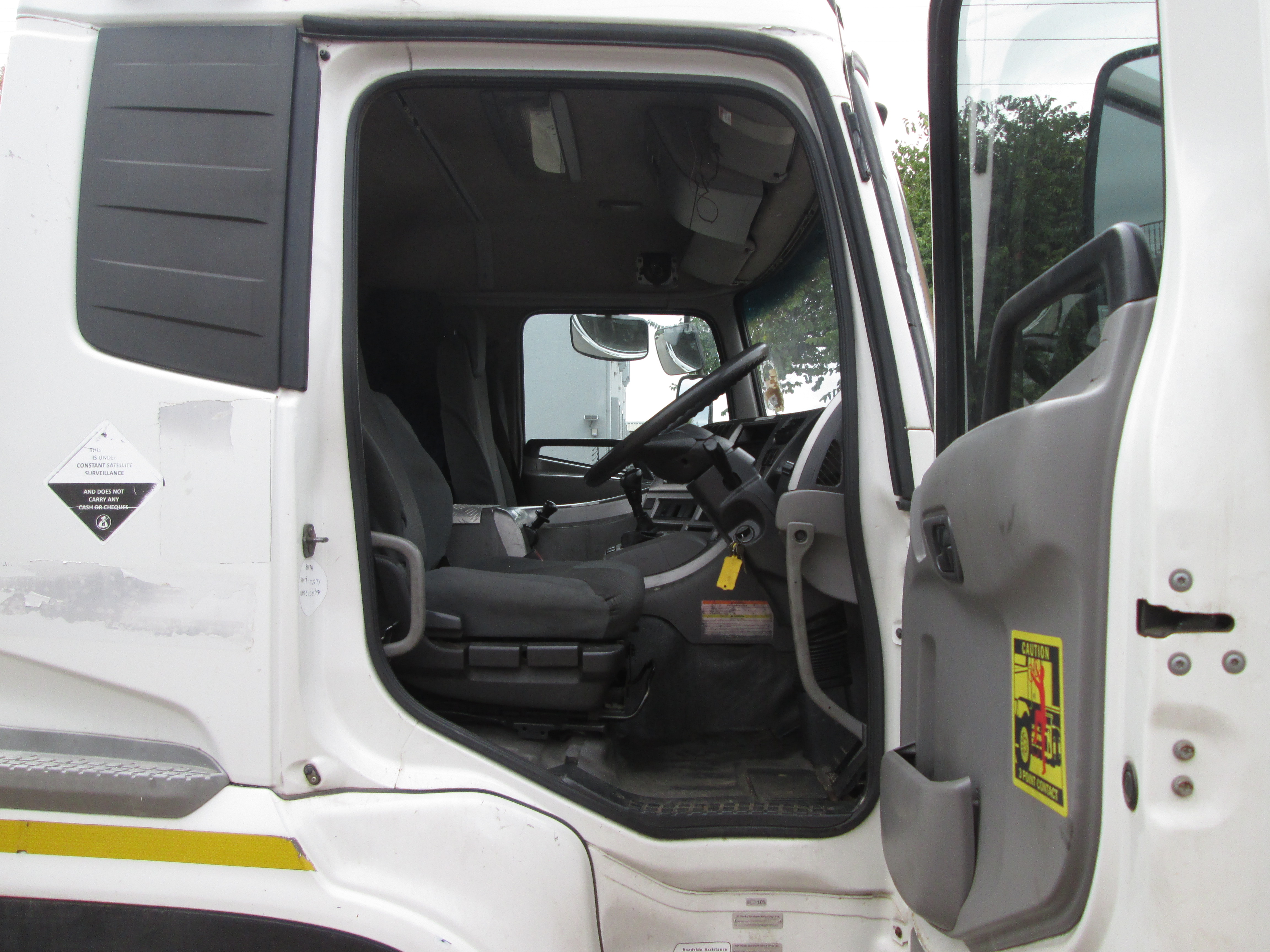 2015 UD QUON GW26-450 TRUCK TRACTOR 265967KM - Image 11