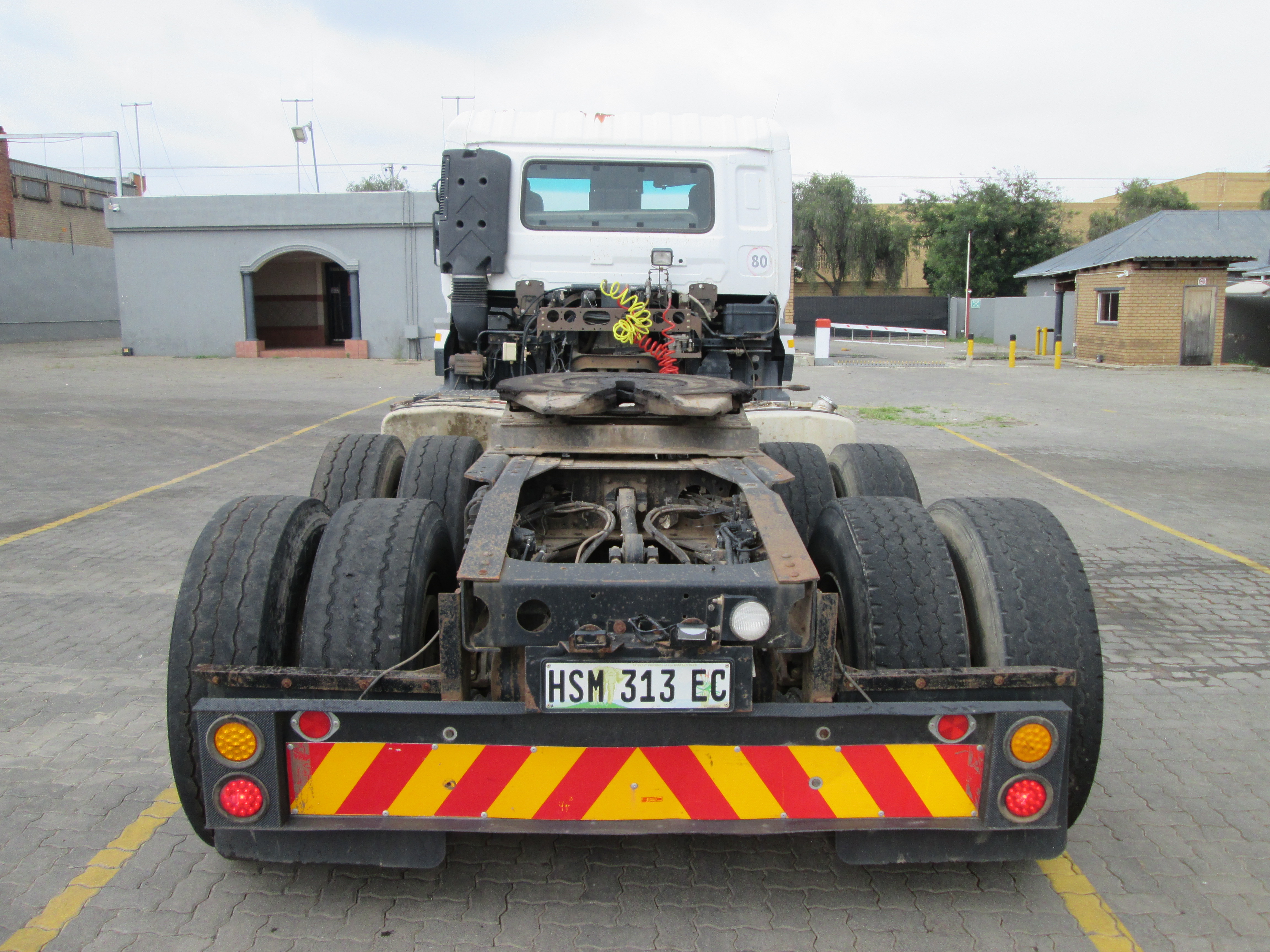 2015 UD QUON GW26-450 TRUCK TRACTOR - Image 6