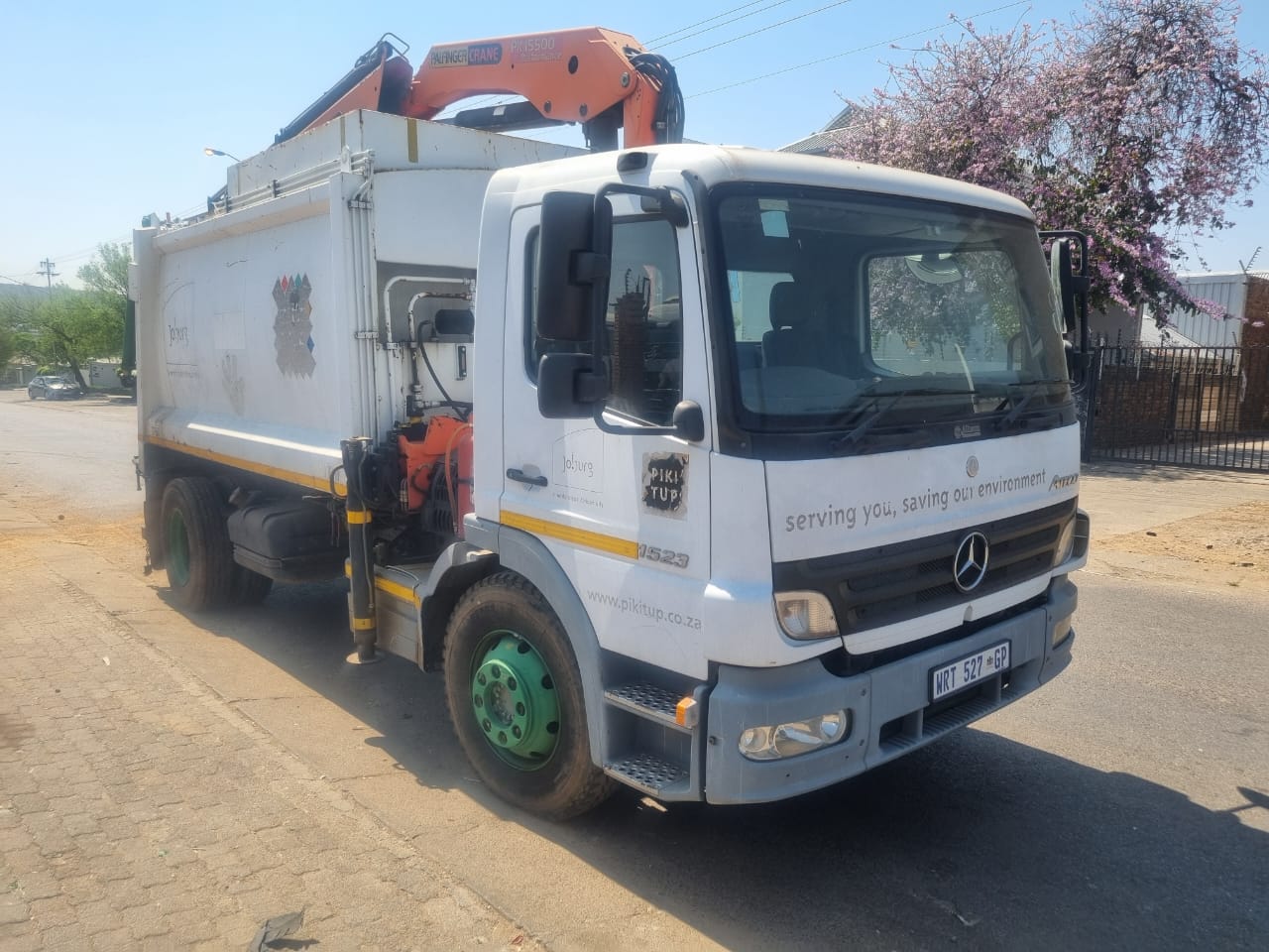 2007 MERCEDES BENZ 1517 COMPACTOR UNIT WITH PK15500 CRANE - Image 1