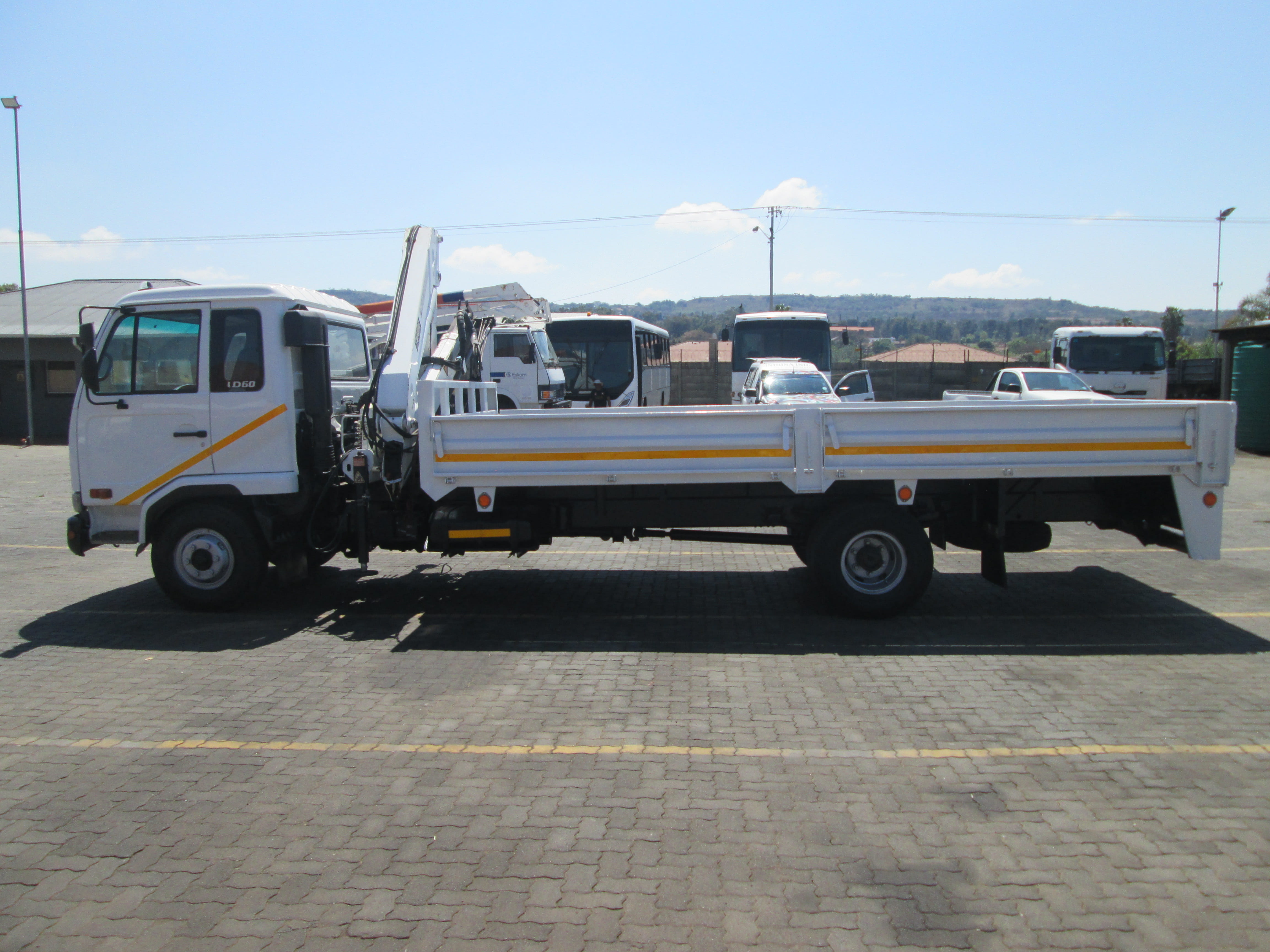 2004 UD60 6TON DROPSIDE WITH CAB MOUNT BONFIGLIOLI P,7200L 20039KM - Image 4