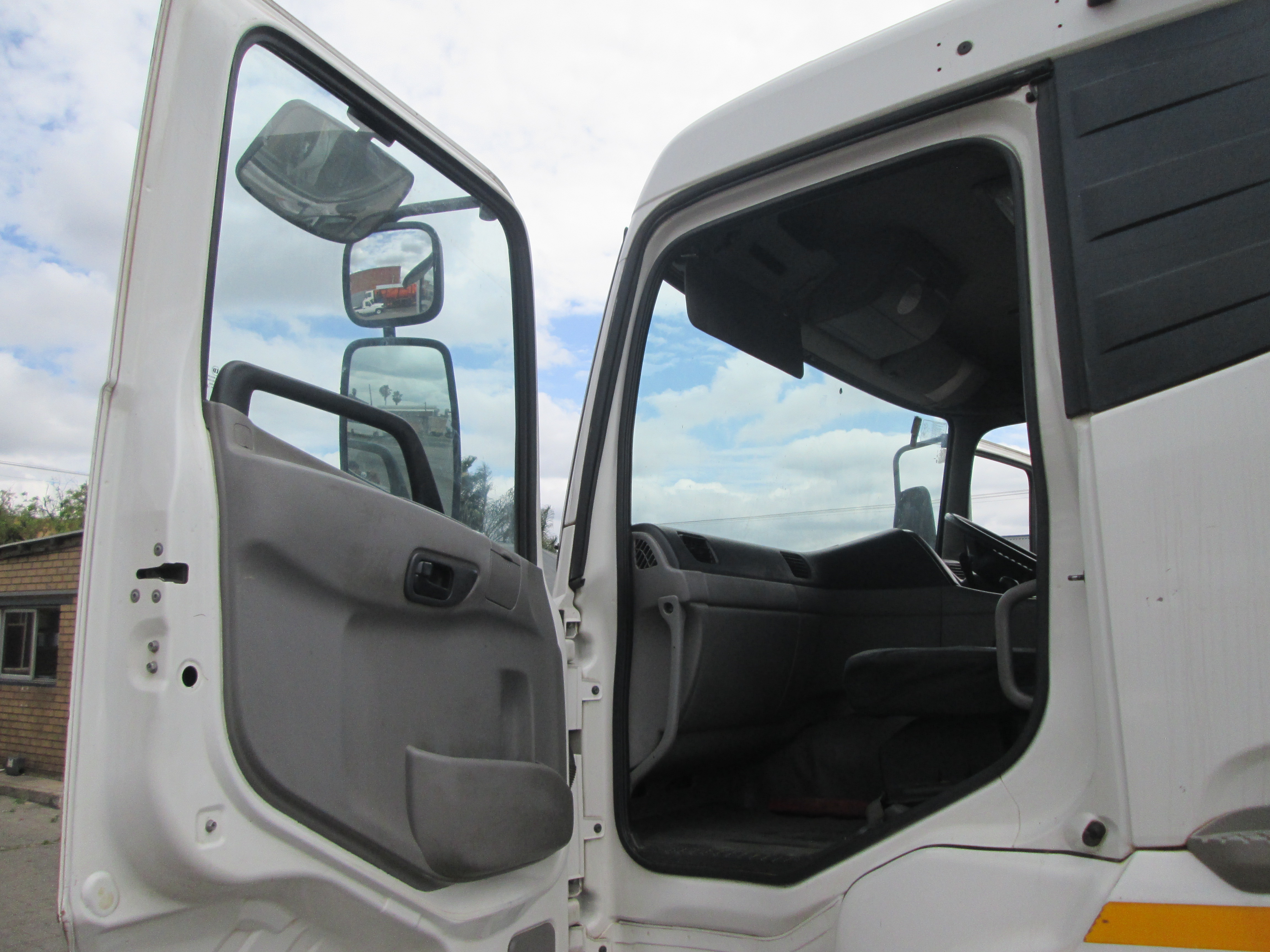 2019 UD QUON GW26-450 TRUCK TRACTOR 190585KM - Image 14