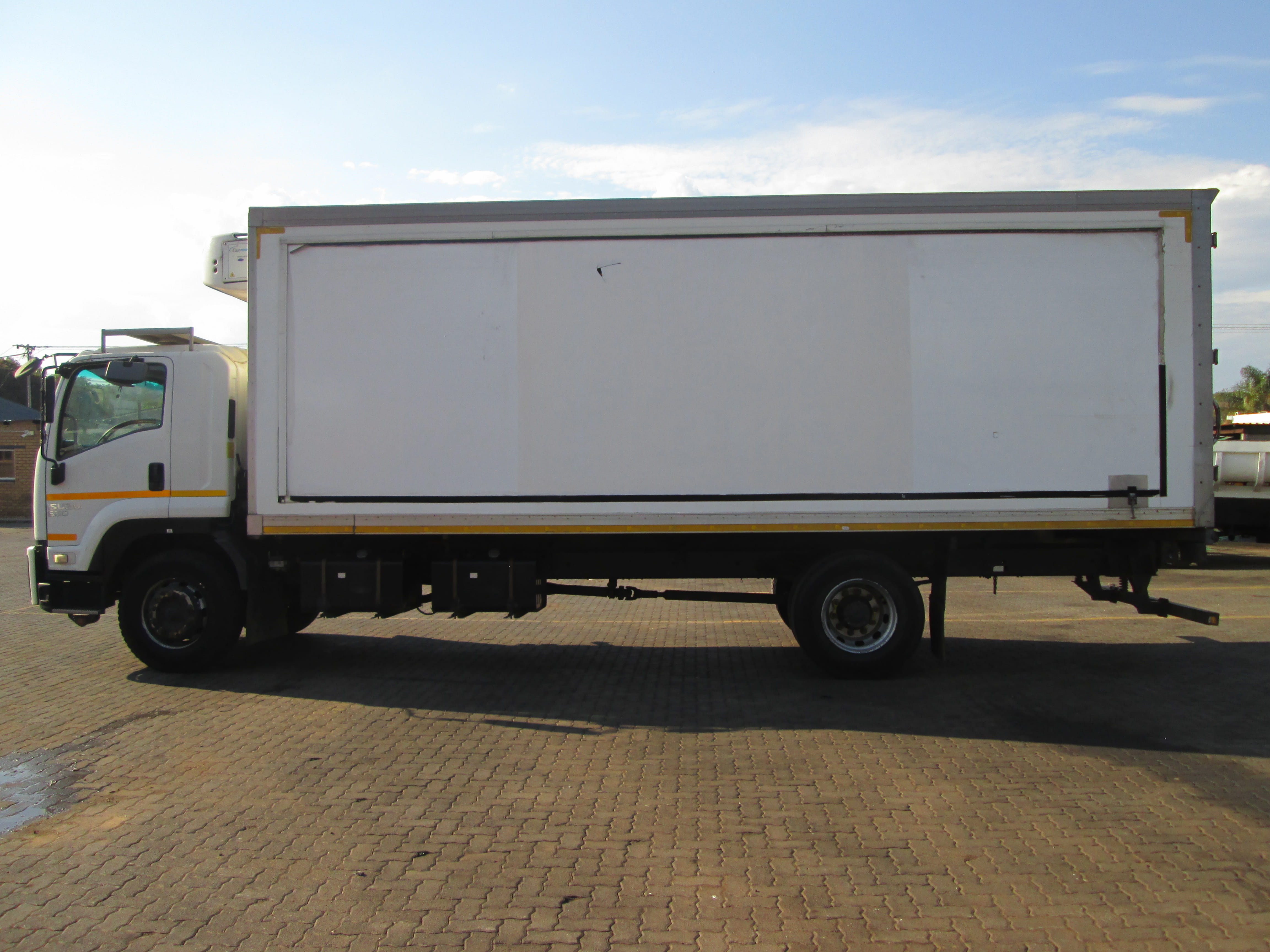 2018 ISUZU FTR850 AMT 8TON TRUCK WITH FRIDGE BODY CARRIER SUPRA 550 UNIT - 305632KM - Image 4