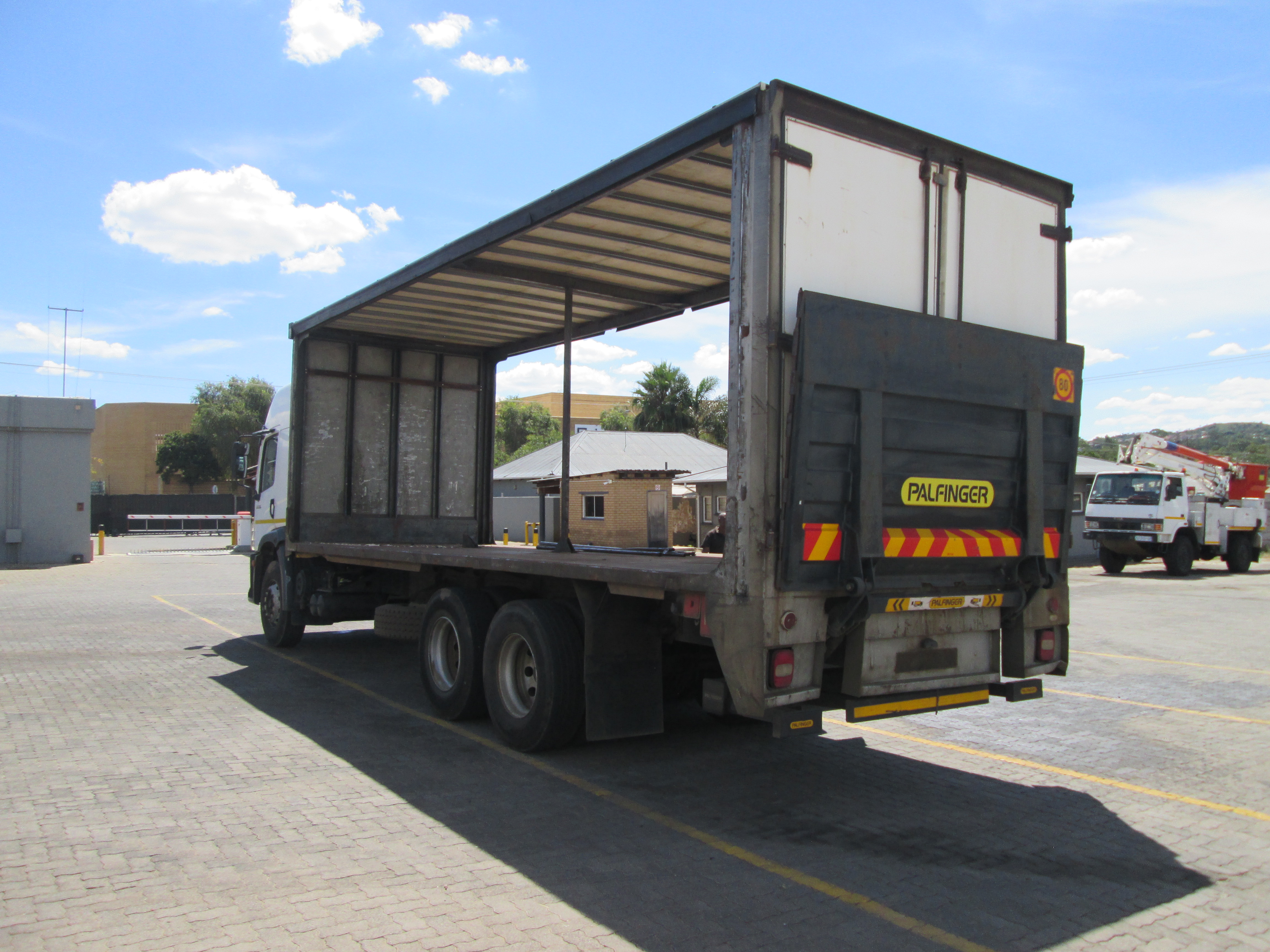 2016 VW CONSTELLATION 24.250 12TON CURTAIN SIDES - 292437KM - Image 5