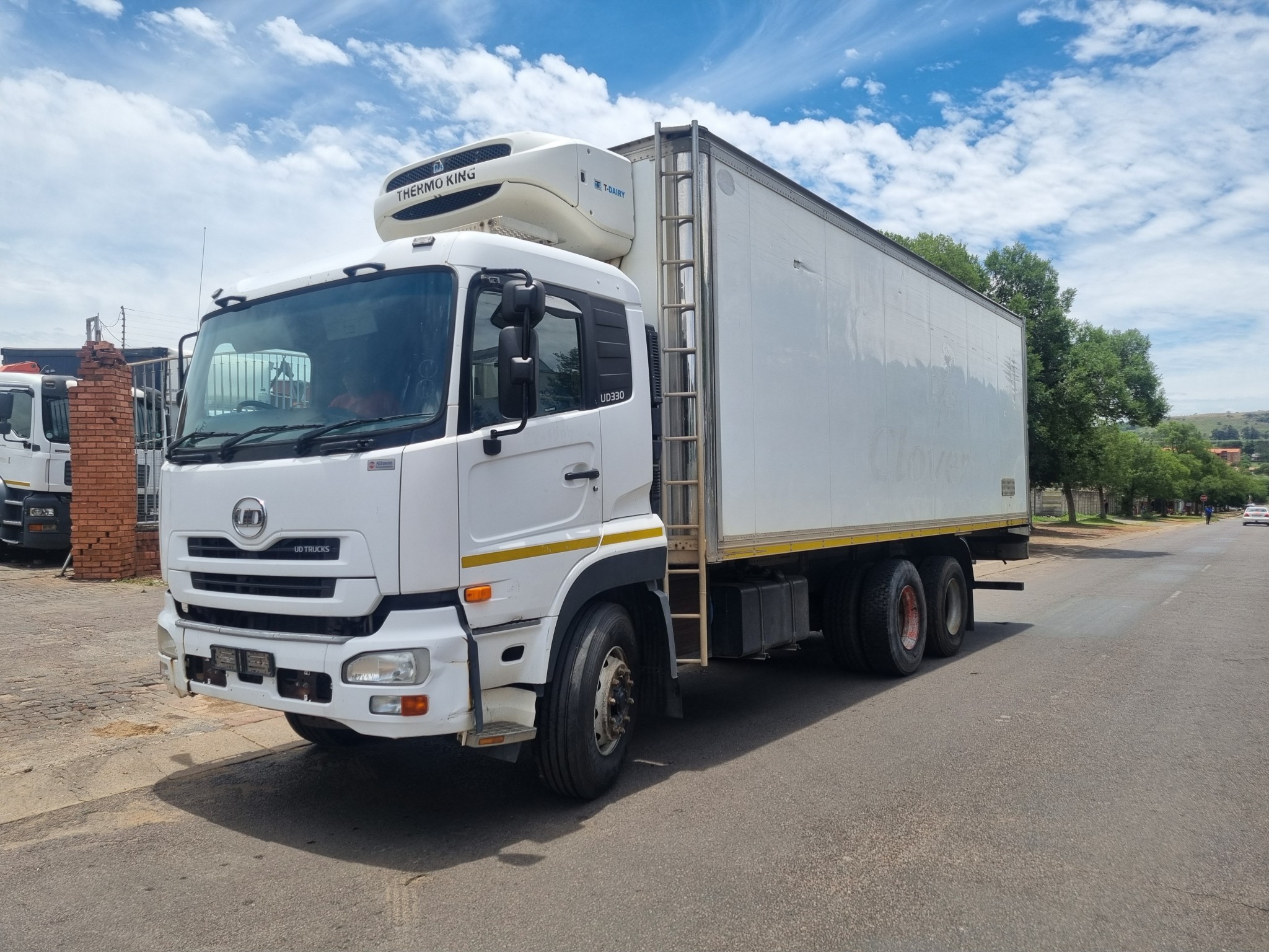 2013 UD330 14TON TRUCK WITH THERMO KING FRIDGE UNIT - Image 3