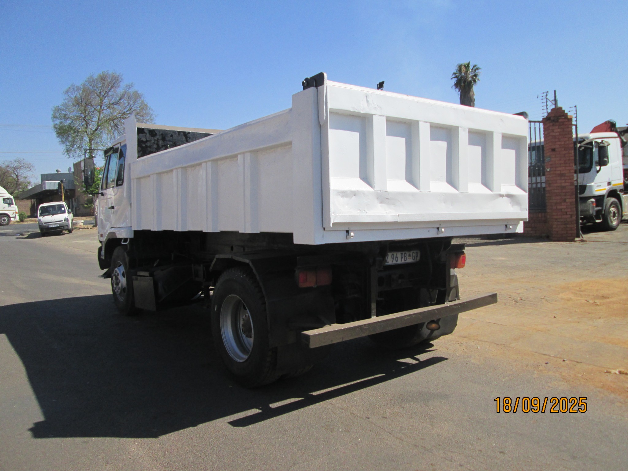 2004 UD85 6CUBE TIPPER - Image 5