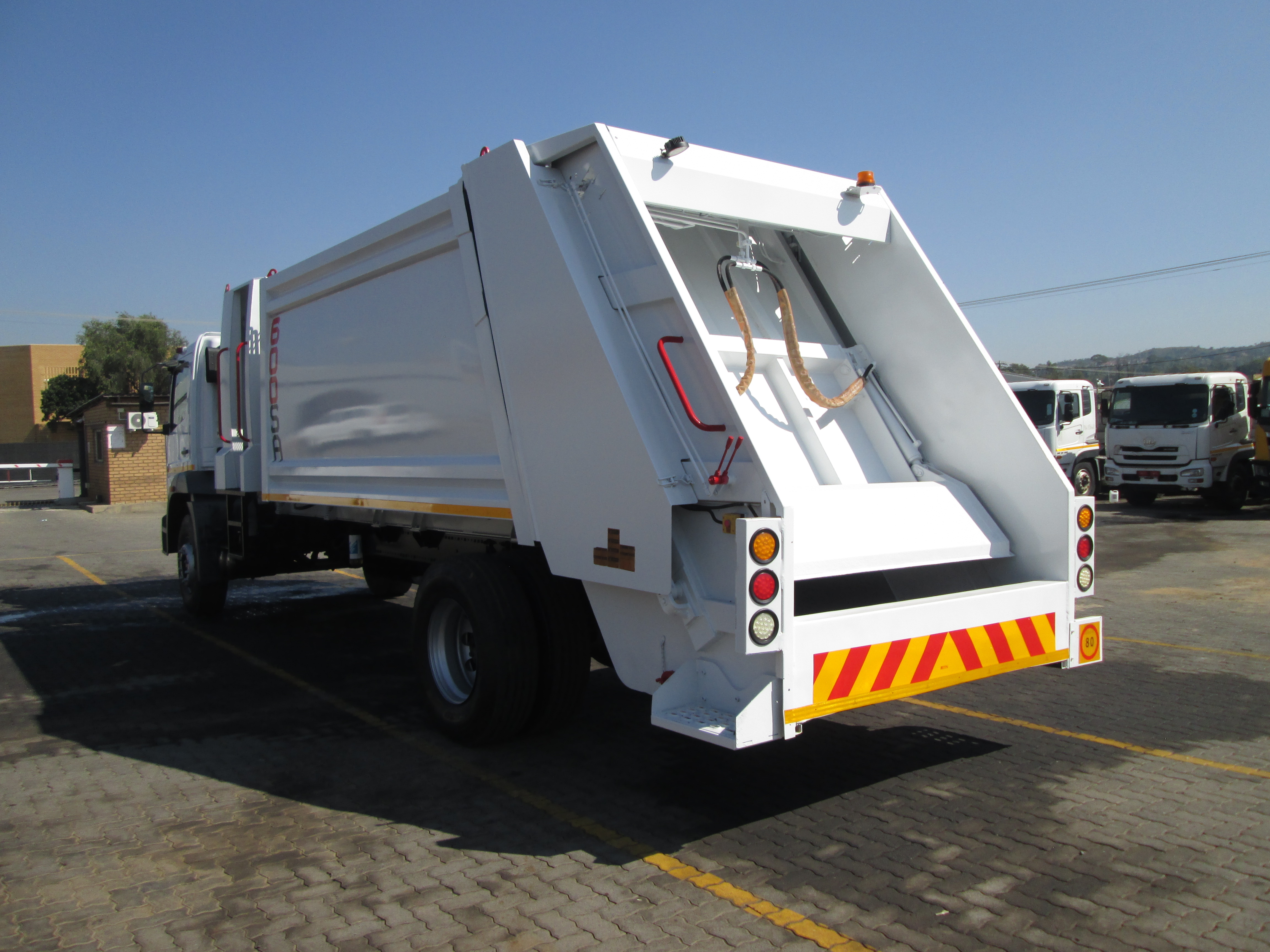 2018 FUSO FJ16-230 13CUBE COMPACTOR - Image 5