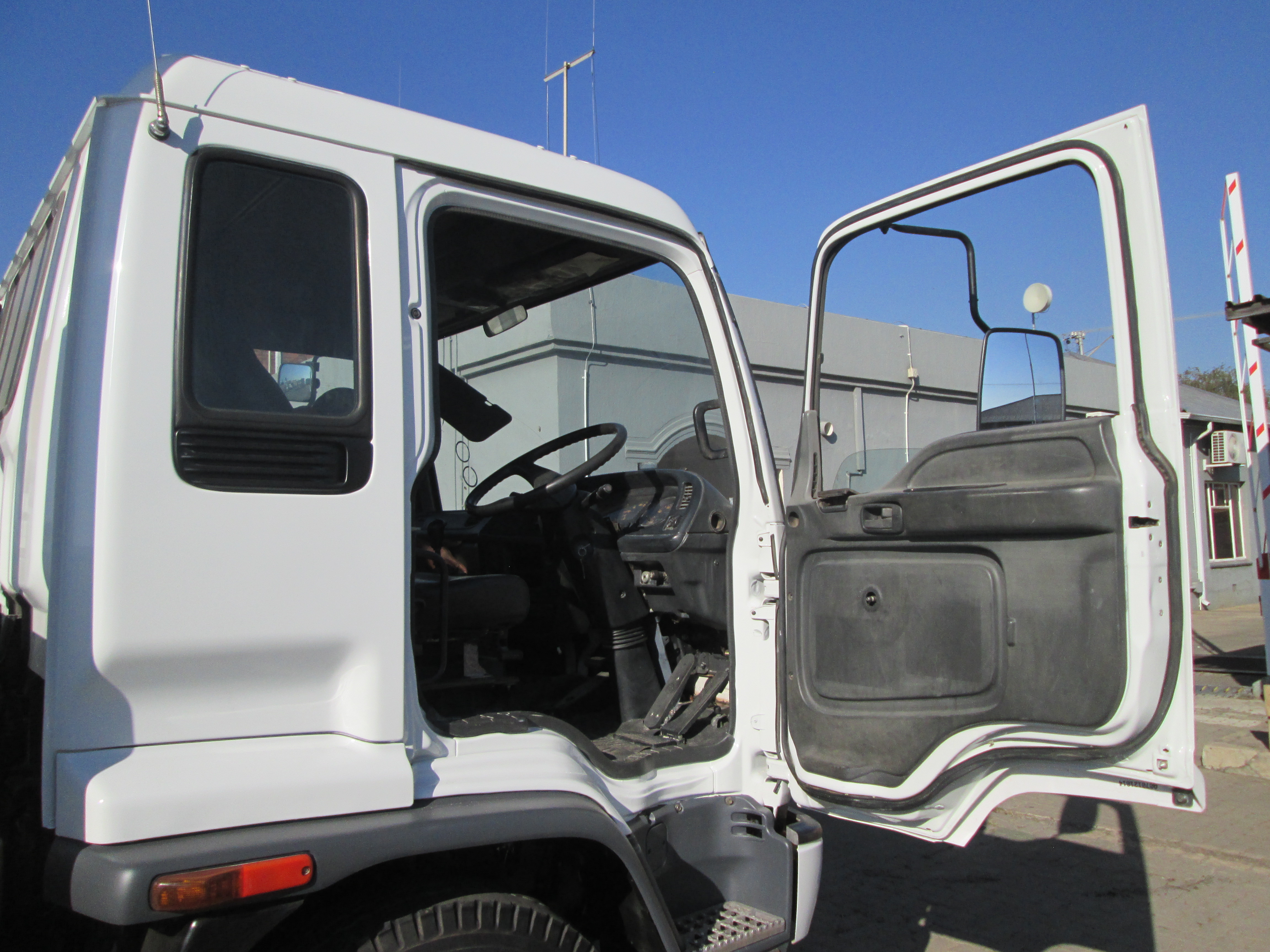 2000 ISUZU FTR800 8TON DROPSIDE BODY TRUCK - 099241KM - Image 10