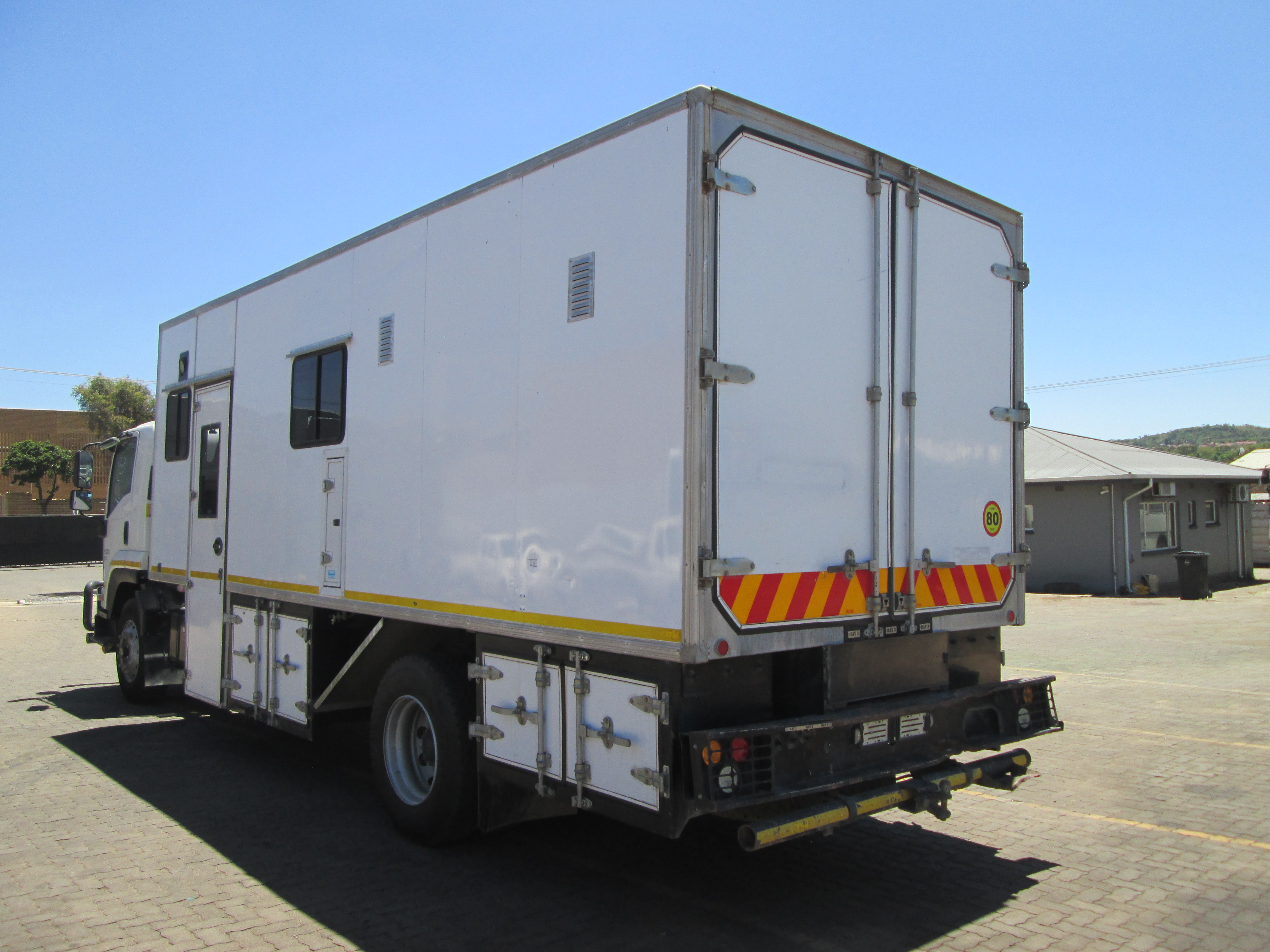 2021 ISUZU FTR850 A SEATER PASSENGER POD FEATURING AN INTEGRATED REAR WORKSTATION, DEDICATED CLIMATE CONTROL, AND EXTERNAL TOOLBOX DRAWERS - 167914KM - Image 18