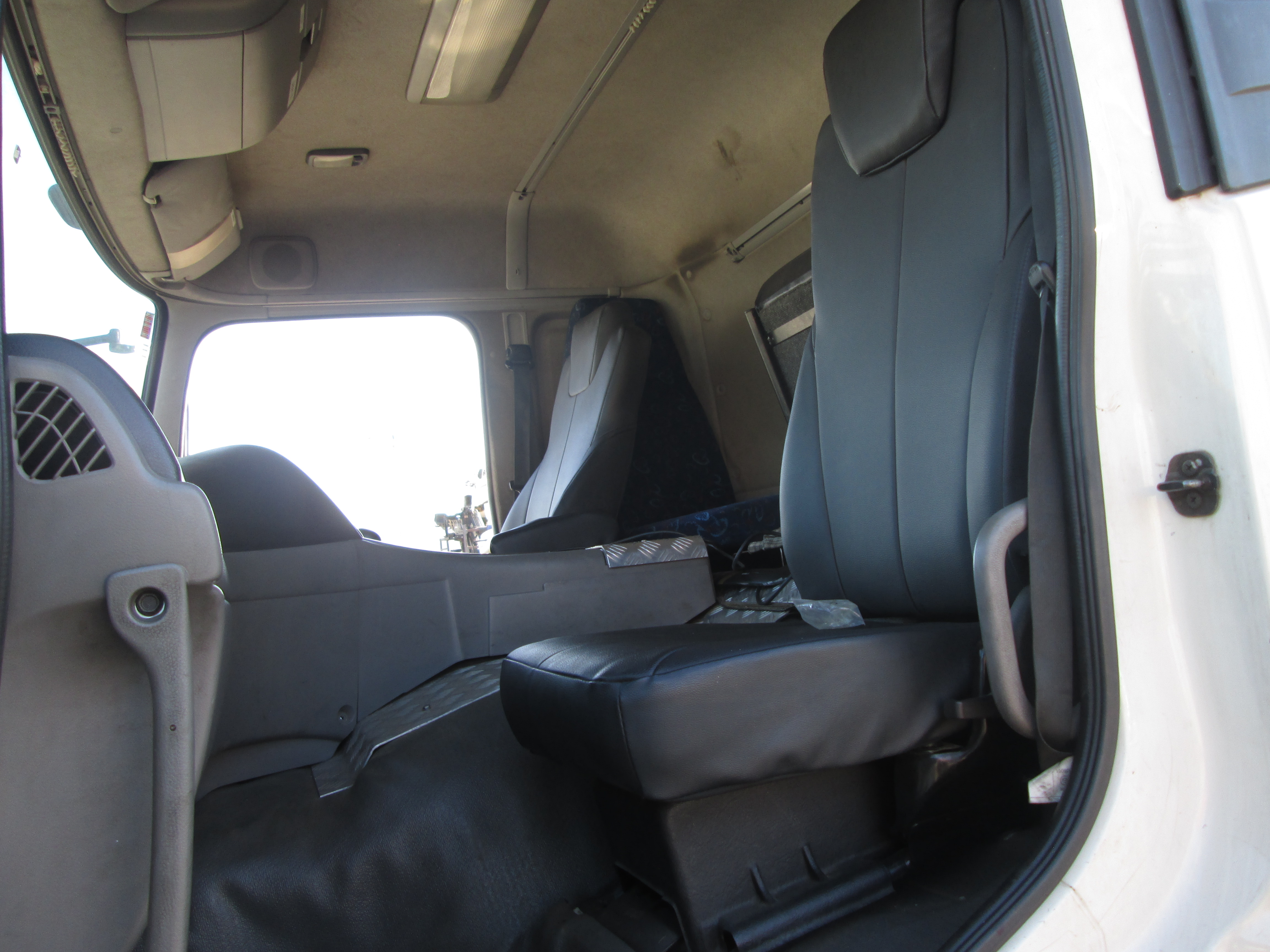 2019 UD QUON GW26-450 TRUCK TRACTOR 303139KM - Image 16
