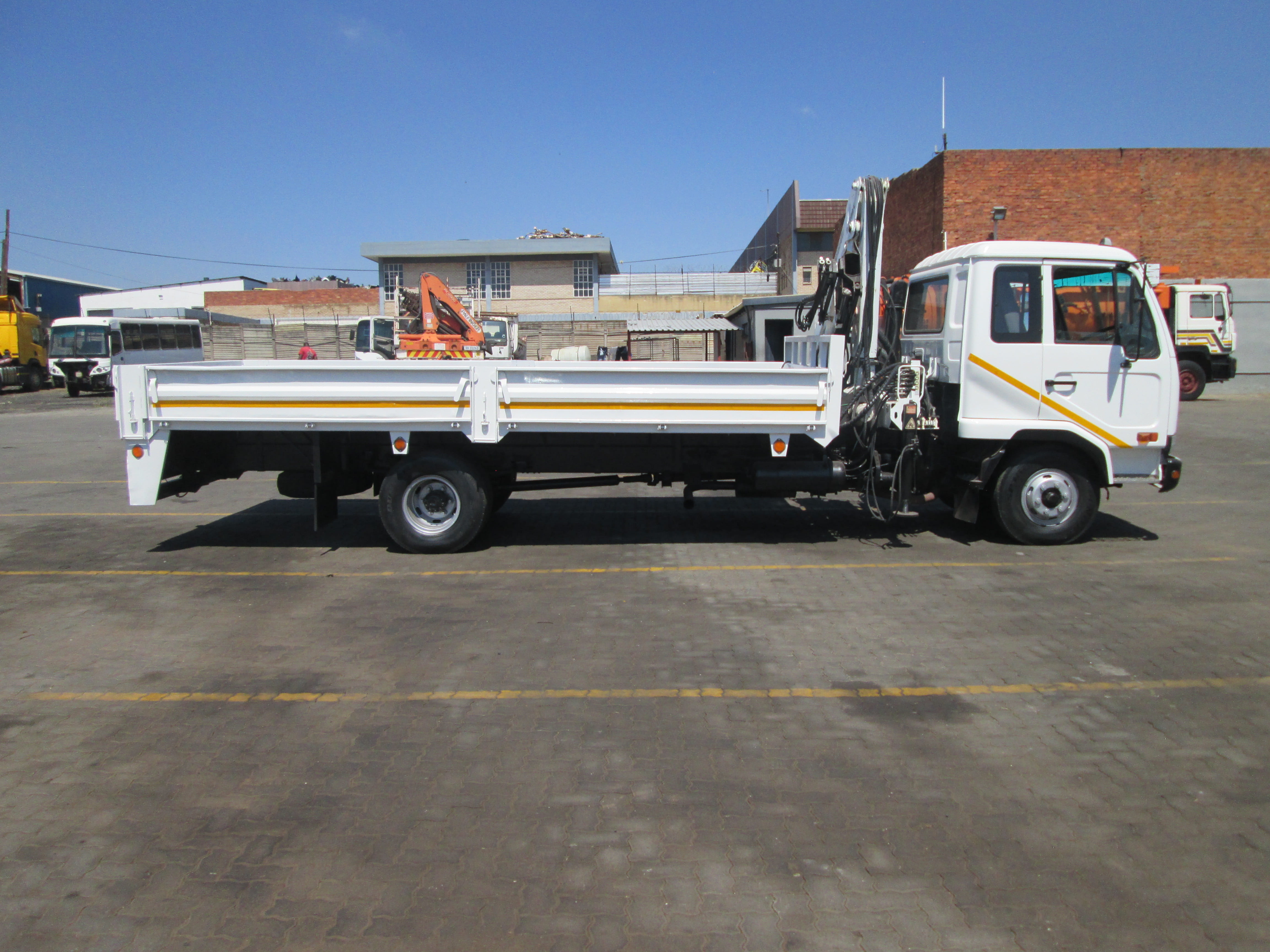 2004 UD60 6TON DROPSIDE WITH CAB MOUNT BONFIGLIOLI P,7200L 20039KM - Image 8