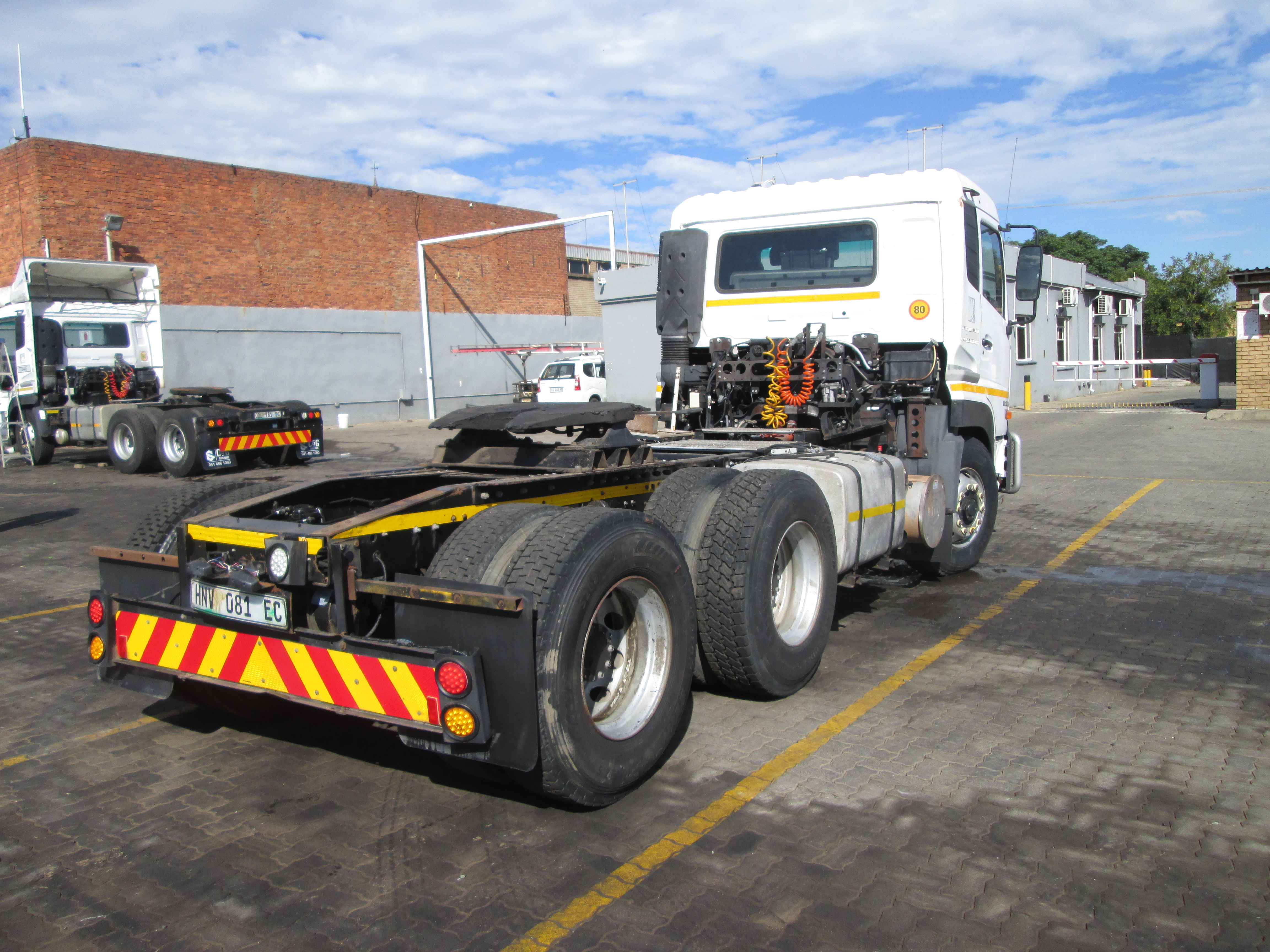 2015 UD QUON GW26-450 TRUCK TRACTOR 294538KM - Image 7