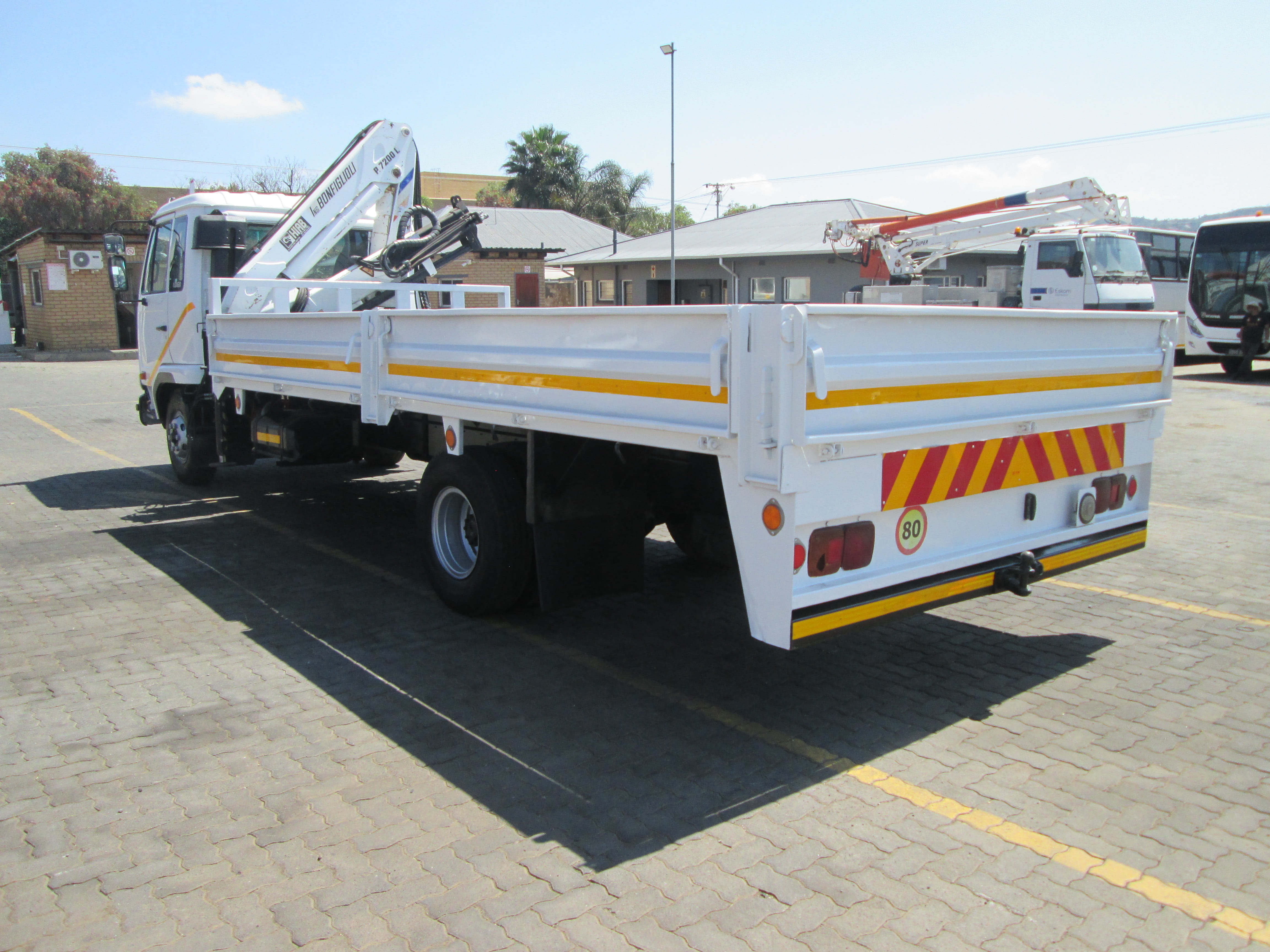 2004 UD60 6TON DROPSIDE WITH CAB MOUNT BONFIGLIOLI P,7200L 20039KM - Image 5