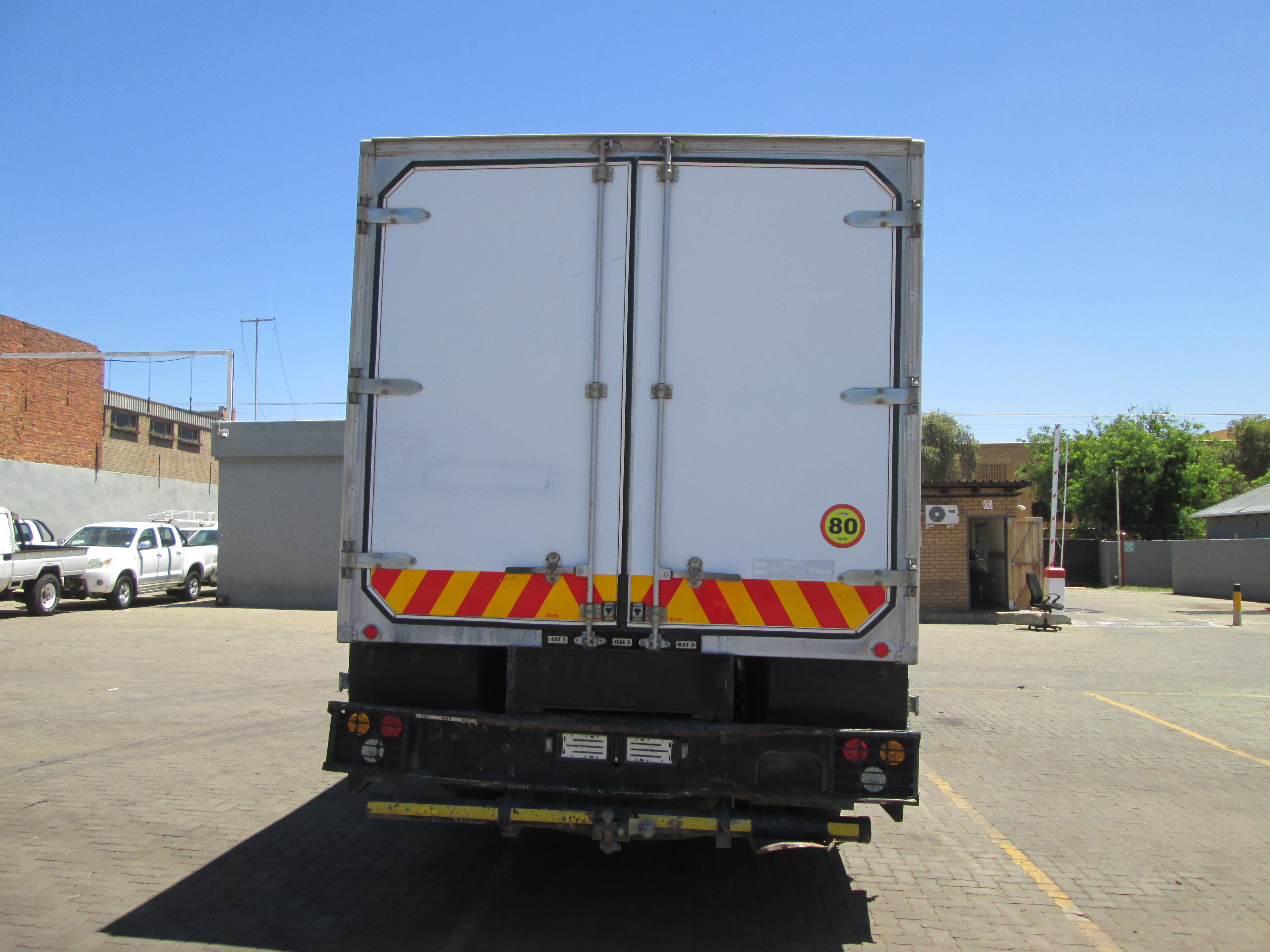 2021 ISUZU FTR850 A SEATER PASSENGER POD FEATURING AN INTEGRATED REAR WORKSTATION, DEDICATED CLIMATE CONTROL, AND EXTERNAL TOOLBOX DRAWERS - 167914KM - Image 19