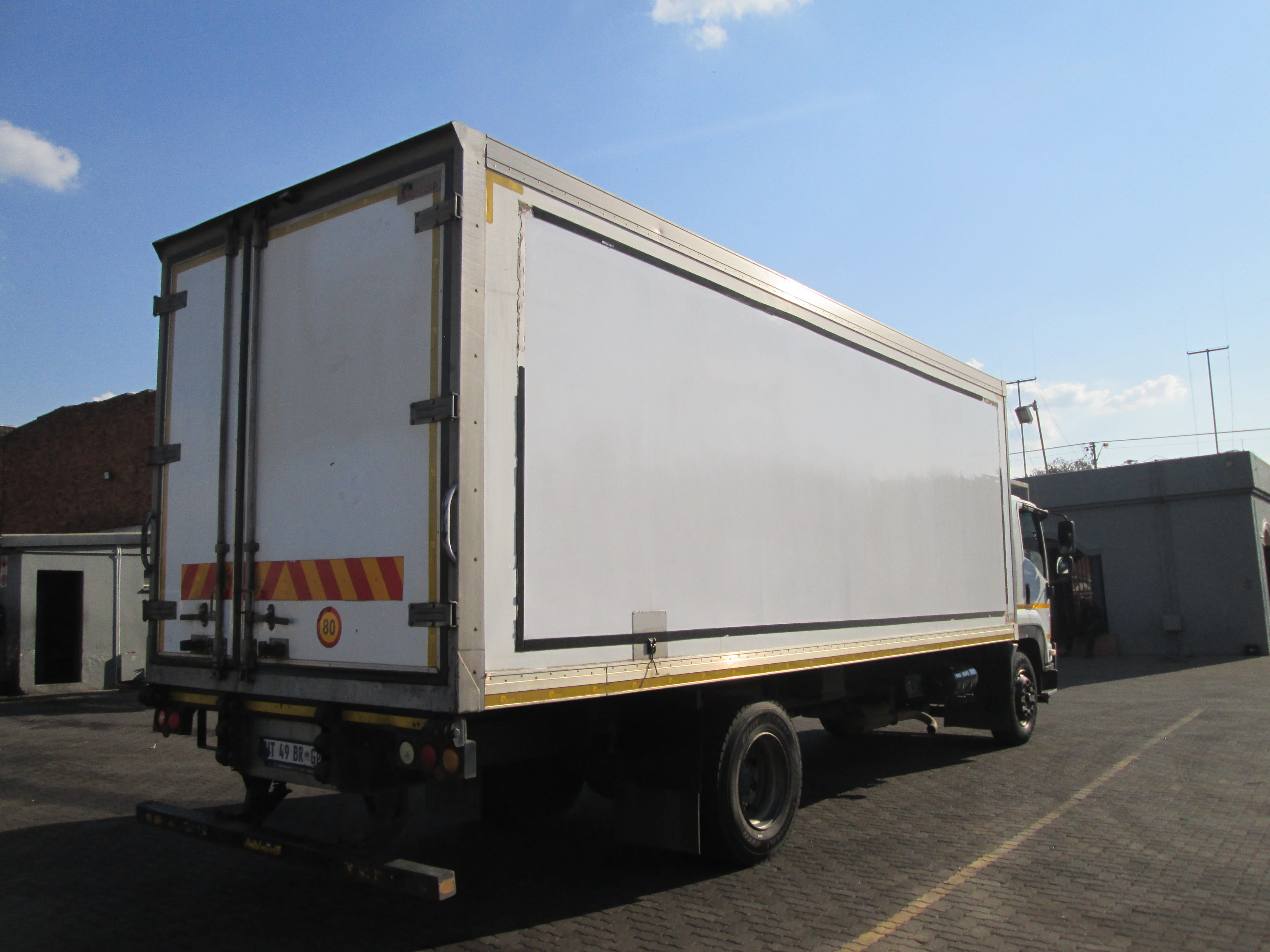 2018 ISUZU FTR850 AMT 8TON TRUCK WITH FRIDGE BODY CARRIER SUPRA 550 UNIT - 305632KM - Image 7