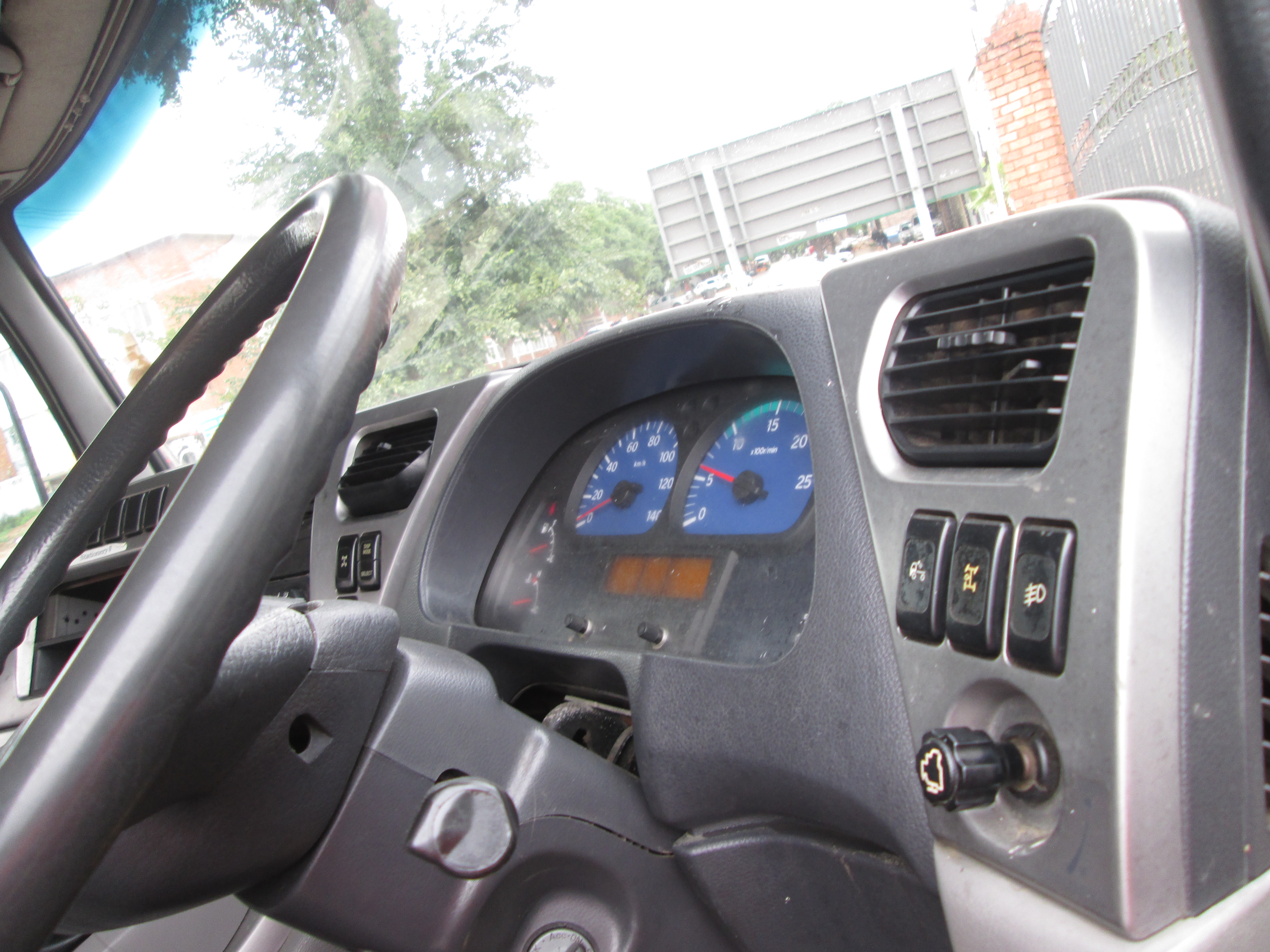 2015 UD QUON GW26-450 TRUCK TRACTOR 265967KM - Image 16
