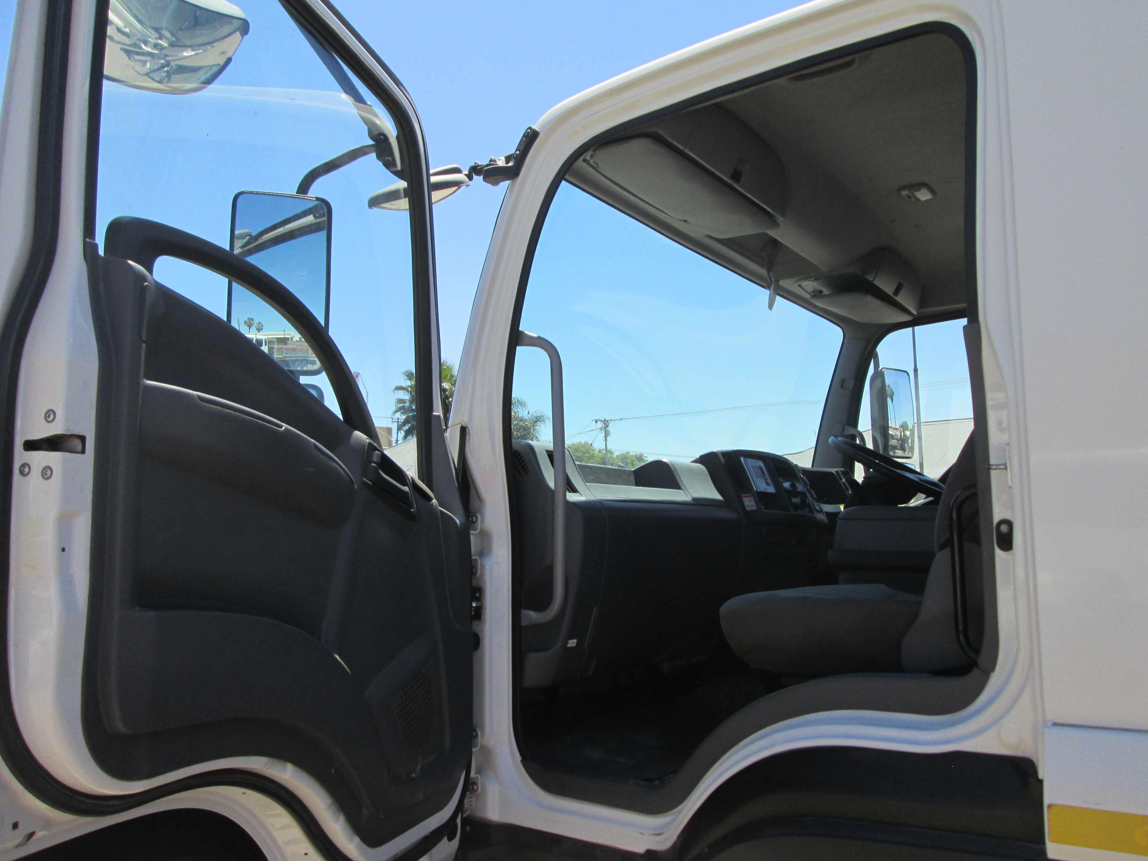 2021 ISUZU FTR850 A SEATER PASSENGER POD FEATURING AN INTEGRATED REAR WORKSTATION, DEDICATED CLIMATE CONTROL, AND EXTERNAL TOOLBOX DRAWERS - 167914KM - Image 28