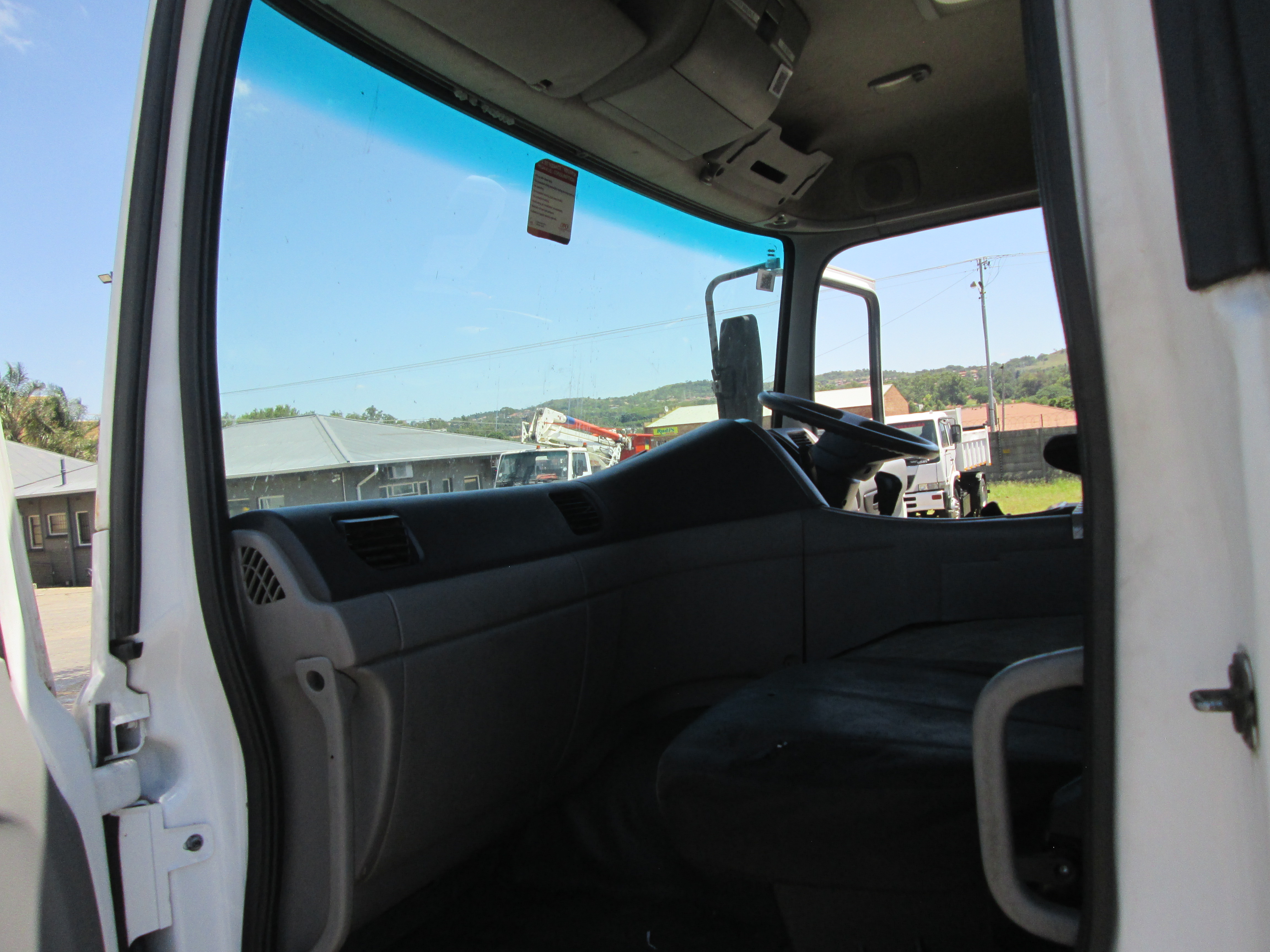 2015 UD QUON GW26-450 TRUCK TRACTOR 275737KM - Image 14
