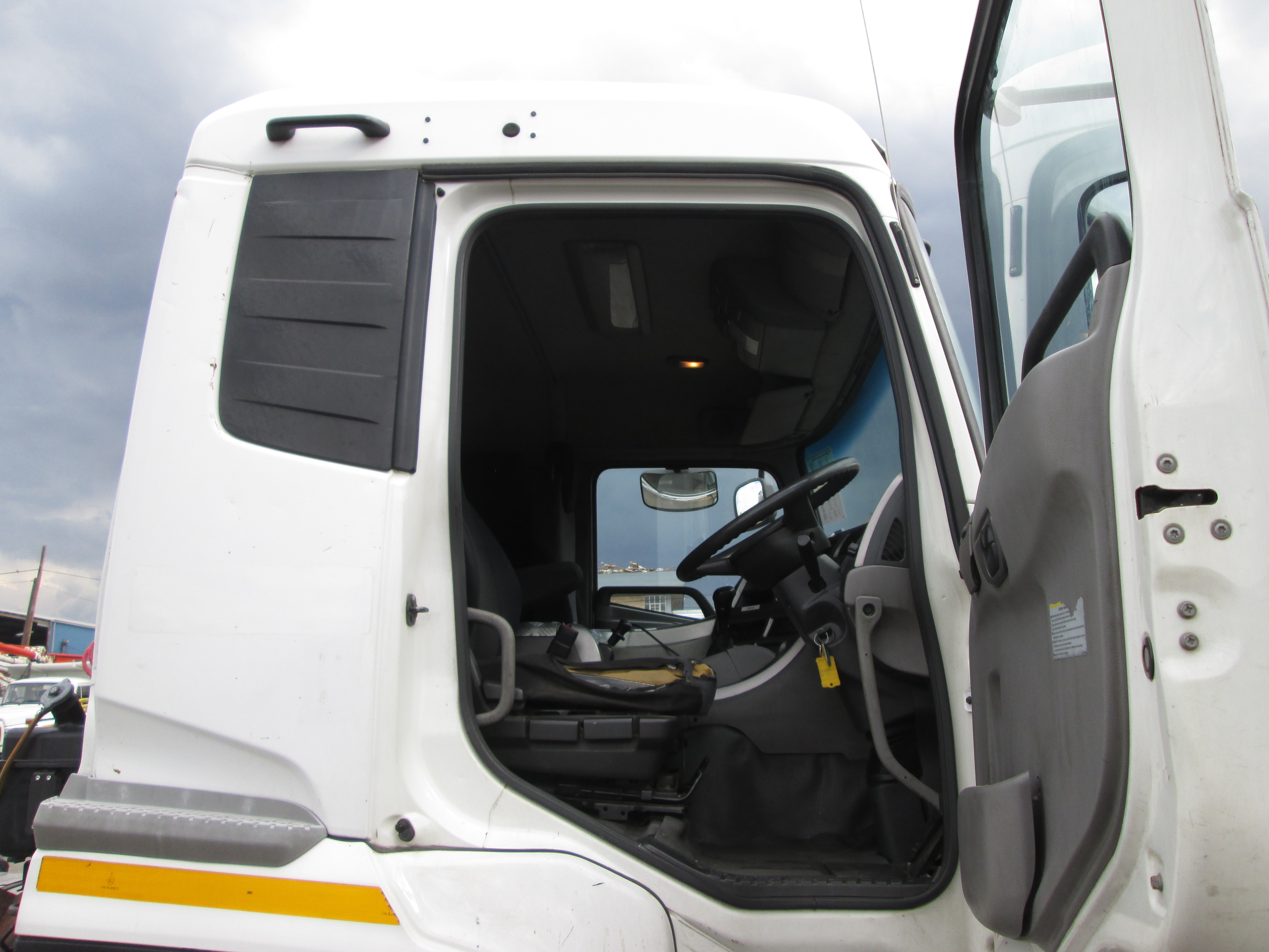 2018 UD QUON GW26-450 TRUCK TRACTOR 311225KM - Image 9