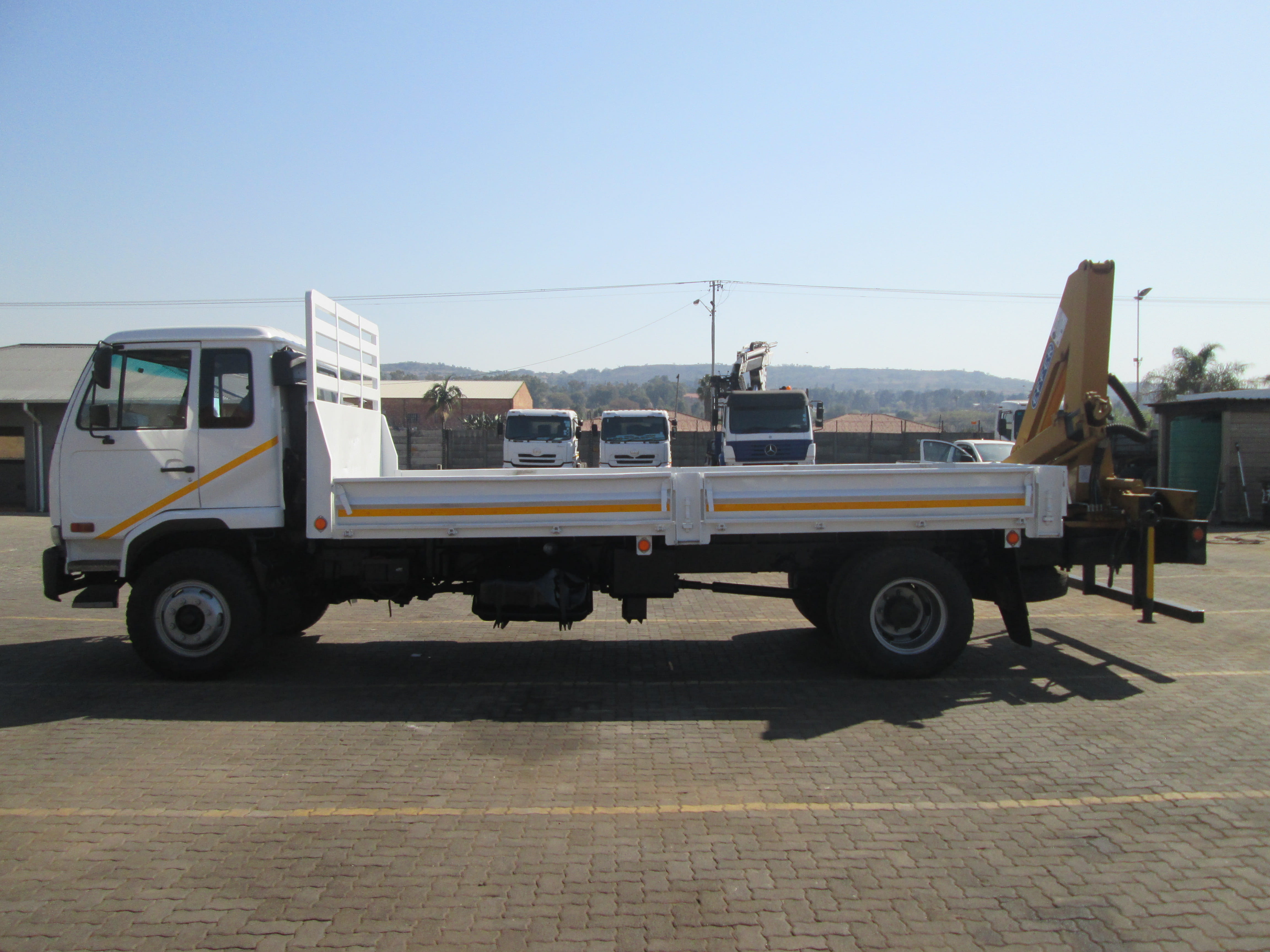 2000 UD80 8TON DROPSIDE WITH EFFER 75 CRANE - 138660KM - Image 4
