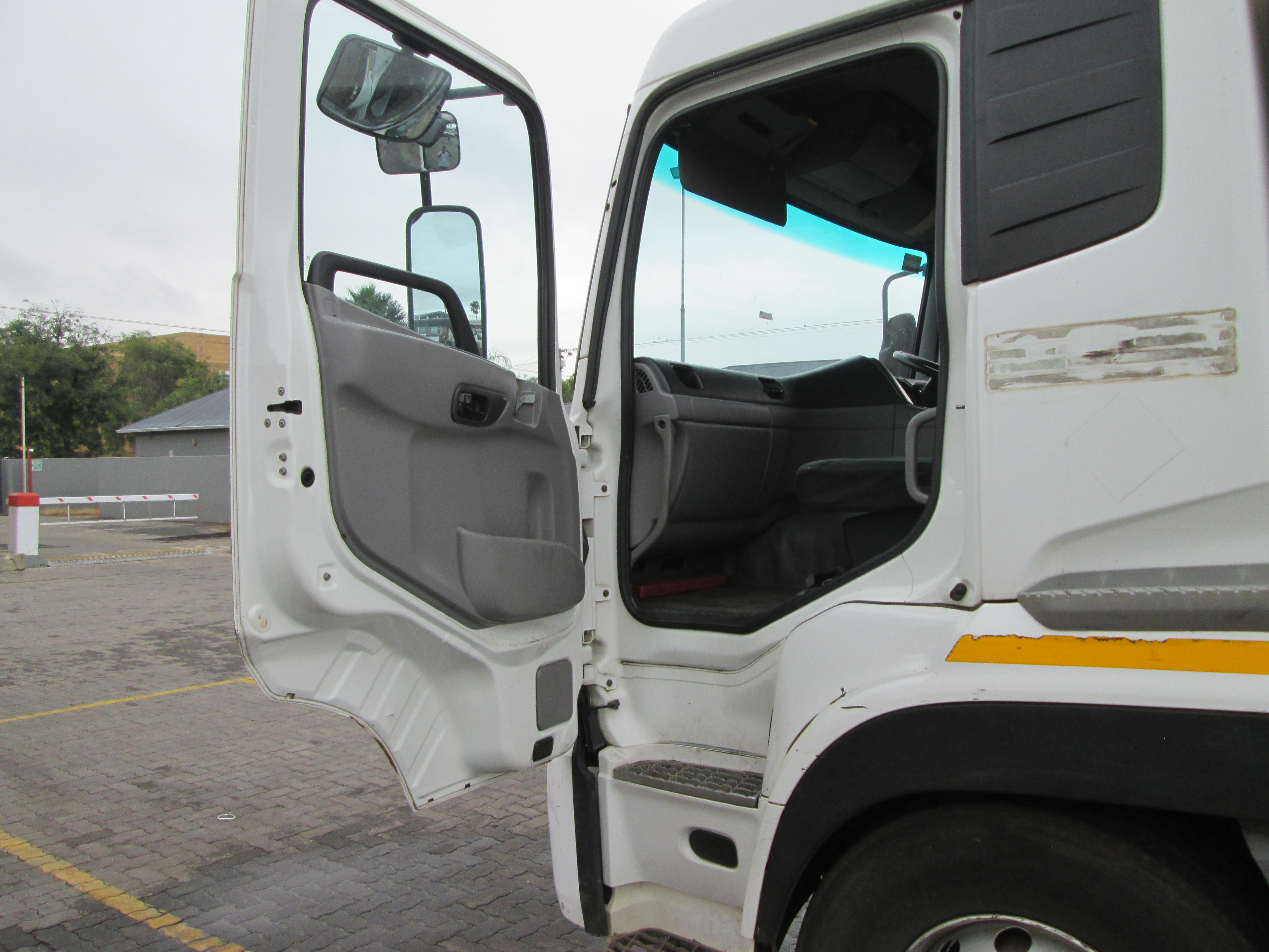 2019 UD QUON GW26-450 TRUCK TRACTOR 279924KM - Image 15