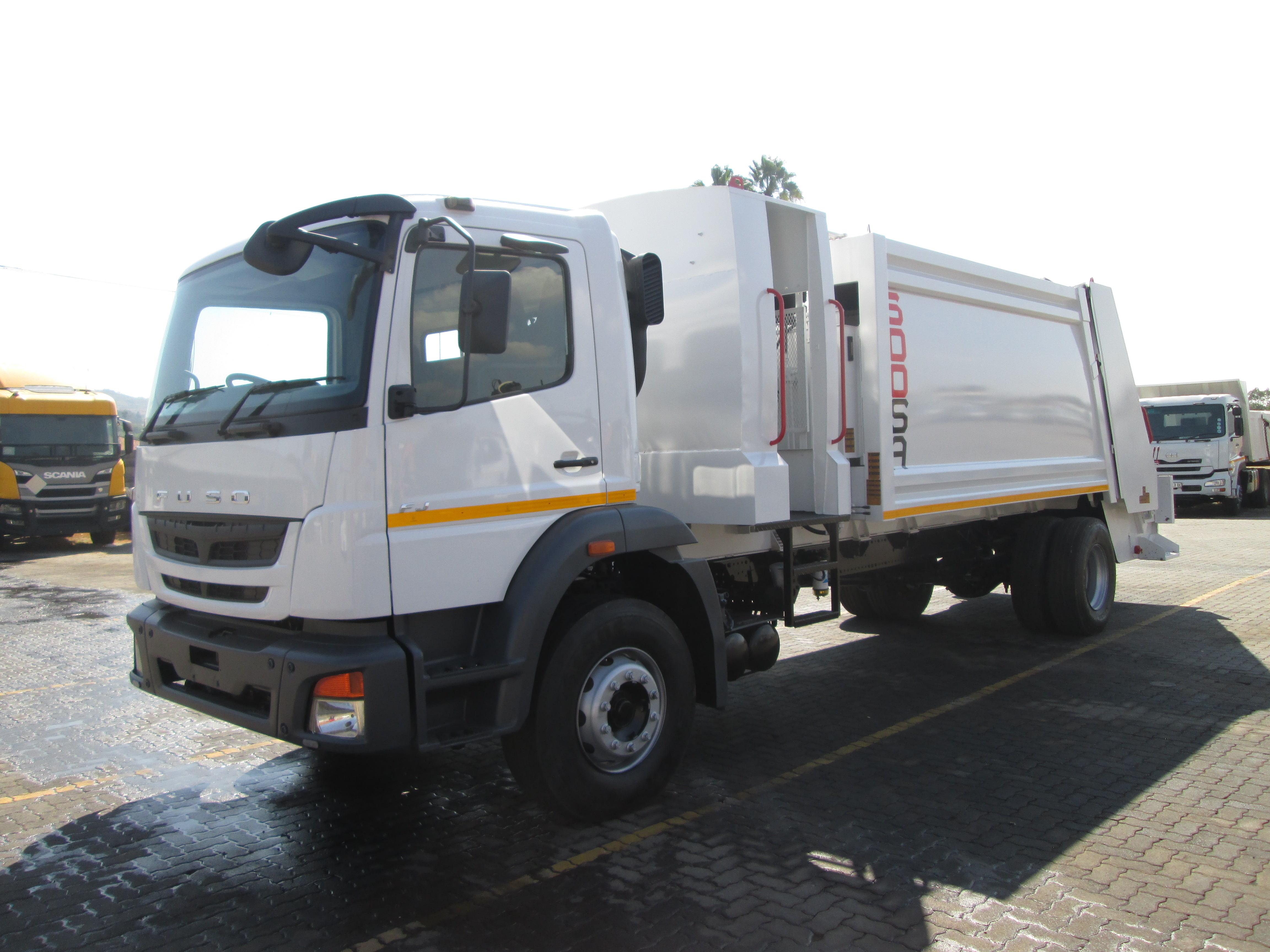 2018 FUSO FJ16-230 13CUBE COMPACTOR - Image 3