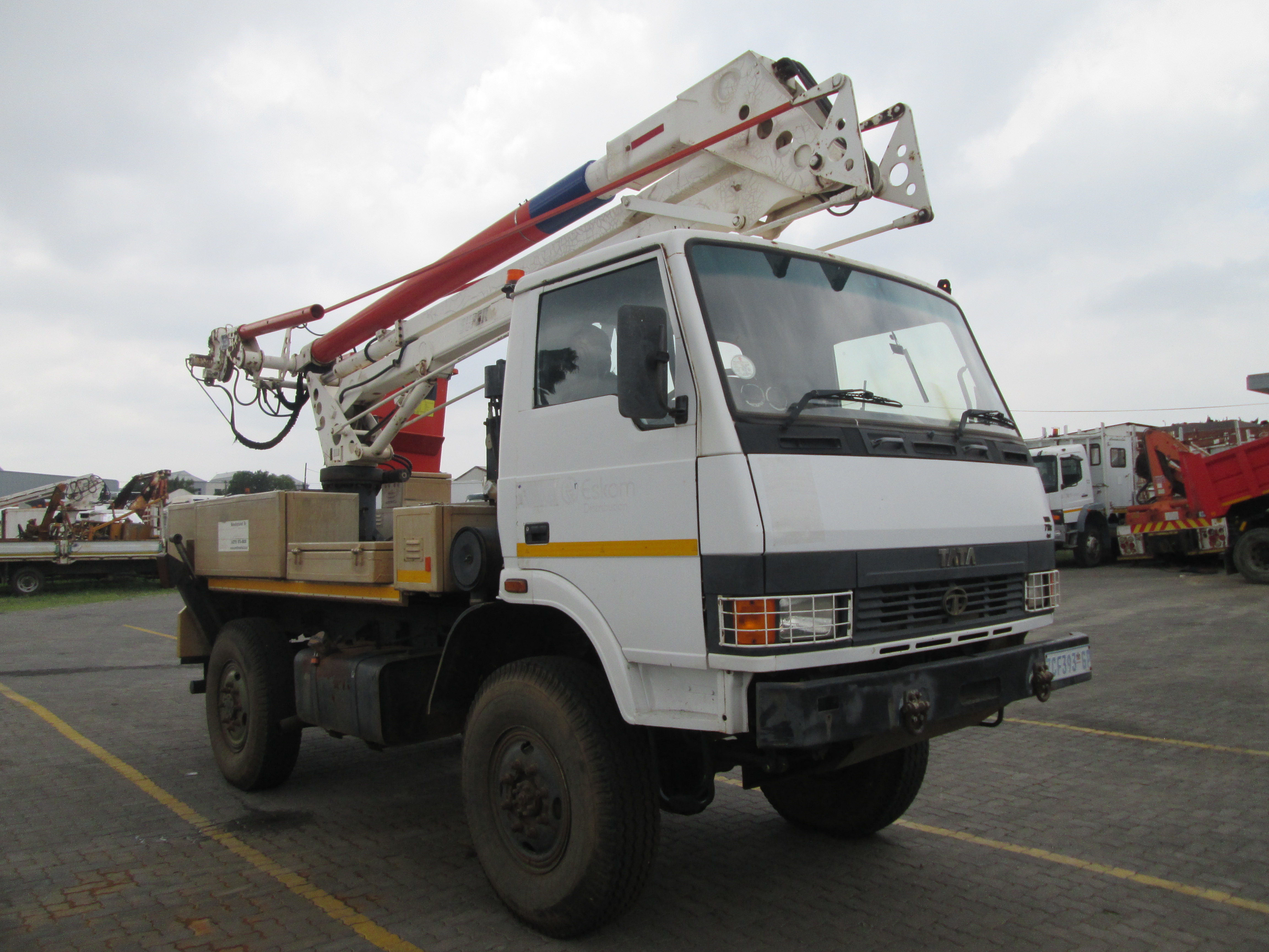 2010 TATA 713C 13M REACH LIVELINE CHERRY PICKER - Image 1