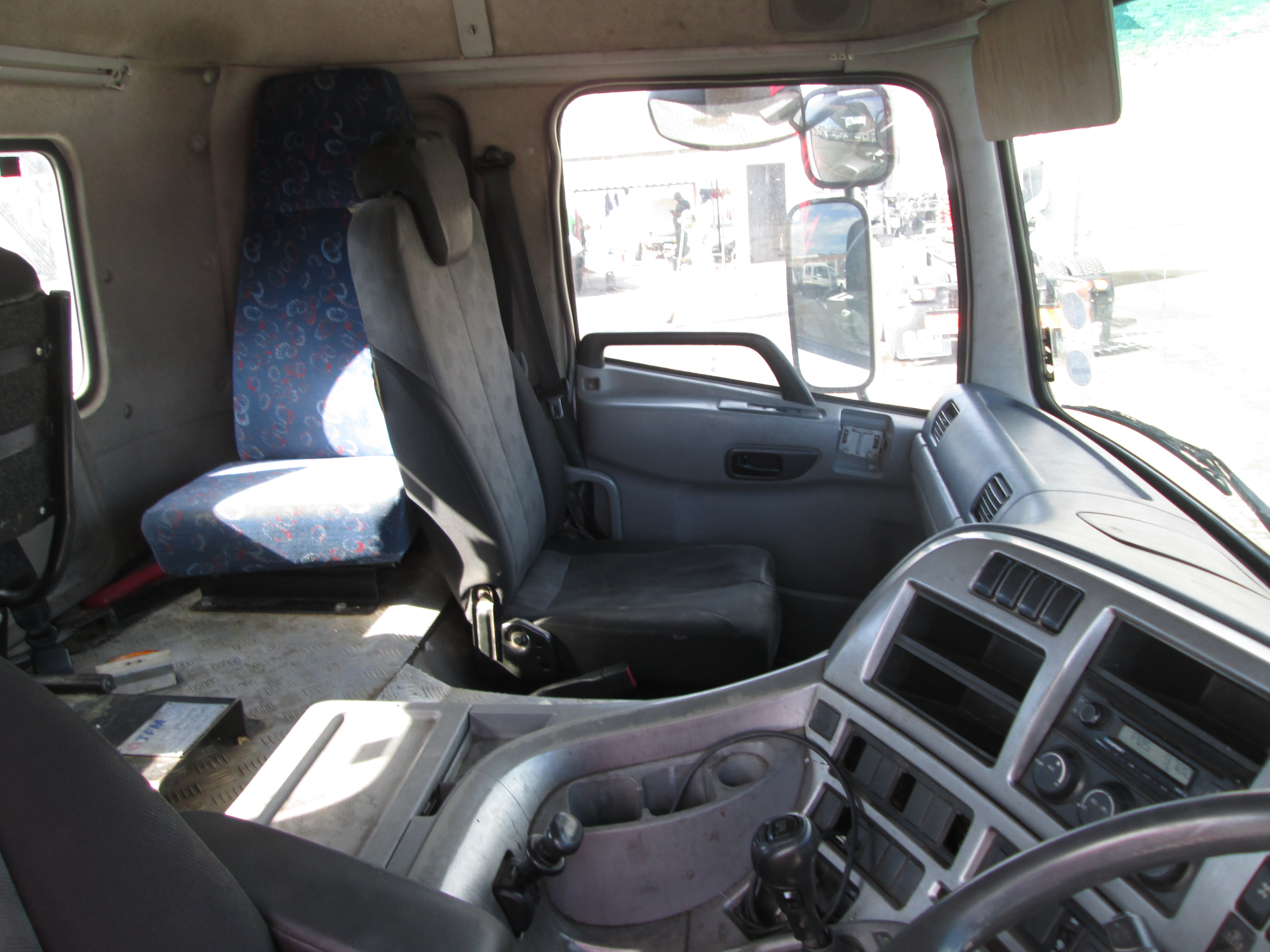 2015 UD QUON GW26-450 TRUCK TRACTOR 294538KM - Image 11