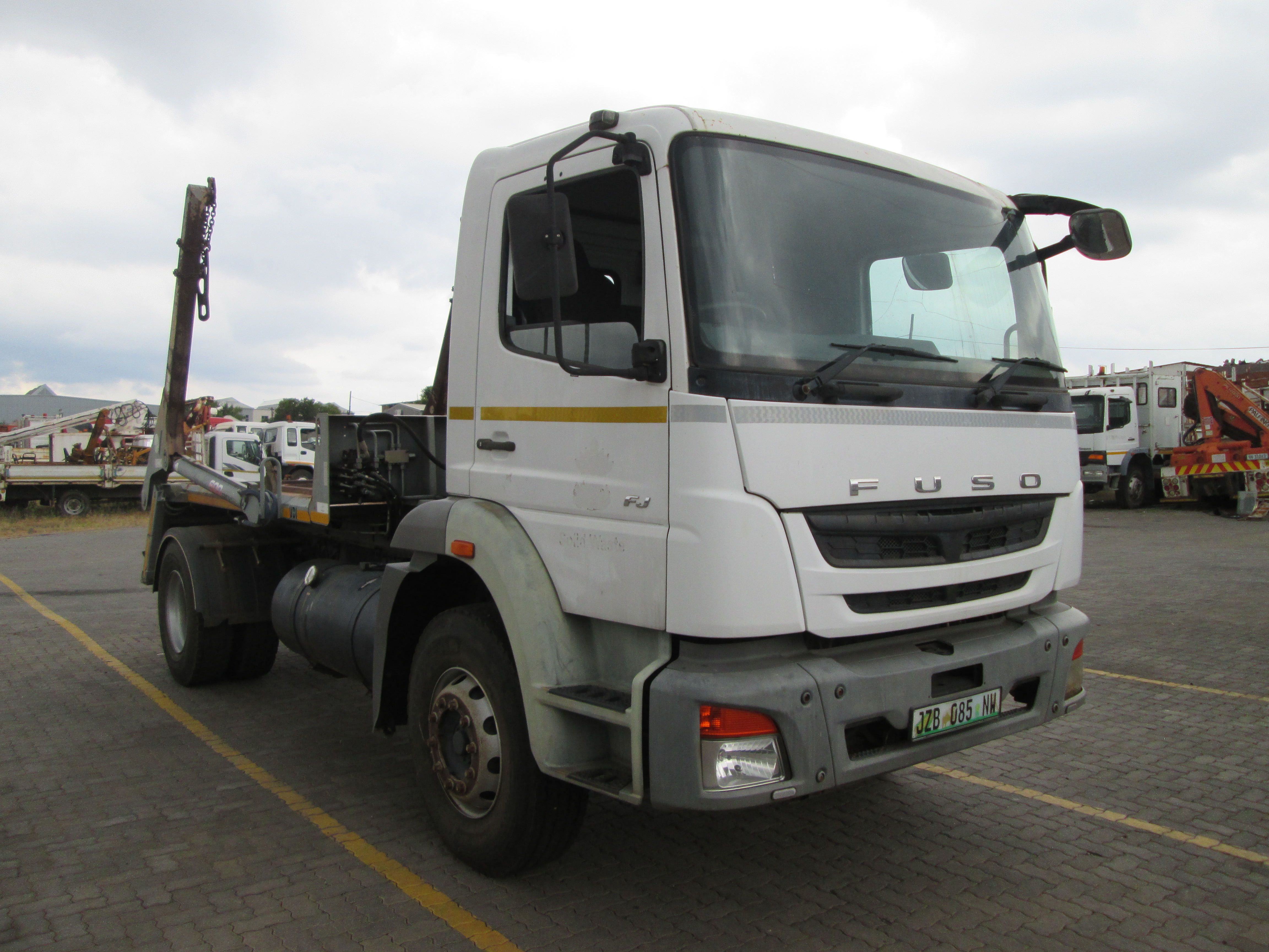 2018 FUSO FJ 16-230 8TON SKIPLOADER