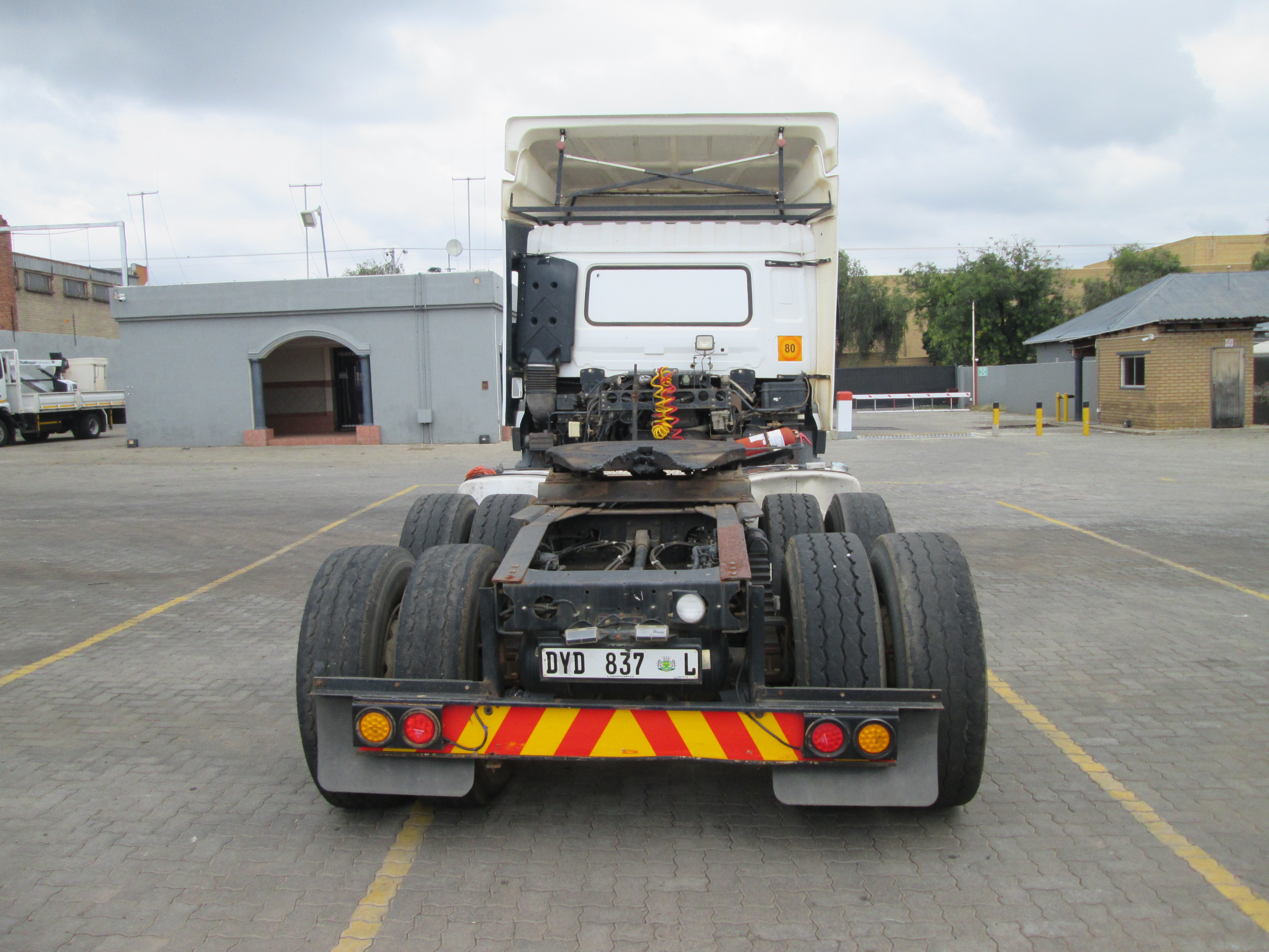 2018 UD QUON GW26-450 TRUCK TRACTOR 304005KM - Image 6