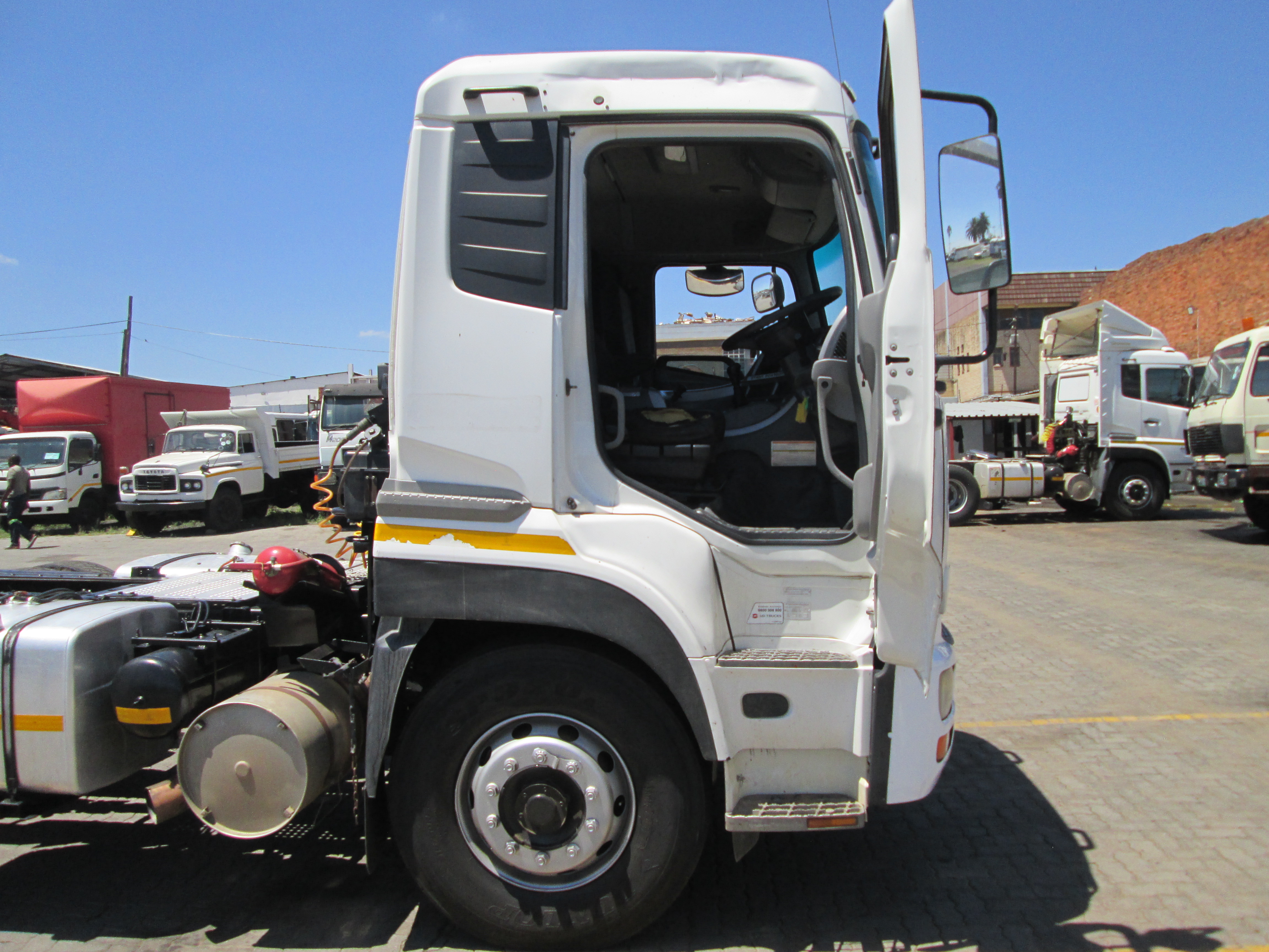 2015 UD QUON GW26-450 TRUCK TRACTOR 275737KM - Image 9
