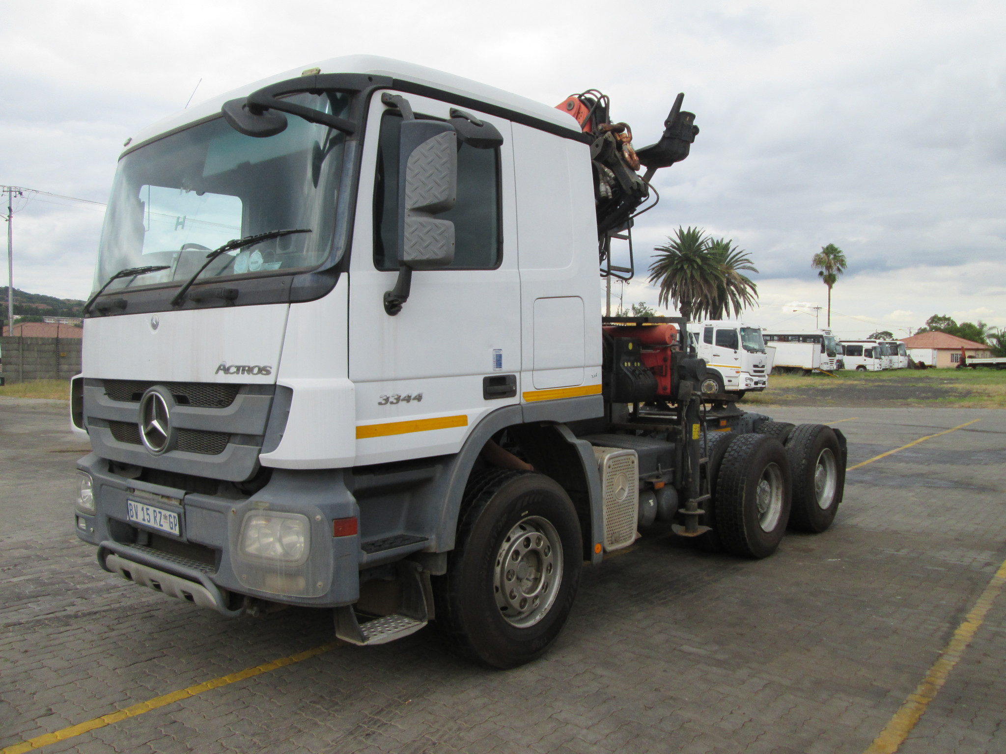 2012 MERCEDES BENZ 3344 TRUCK TRACTOR WITH PK 15500 CRANE - Image 3