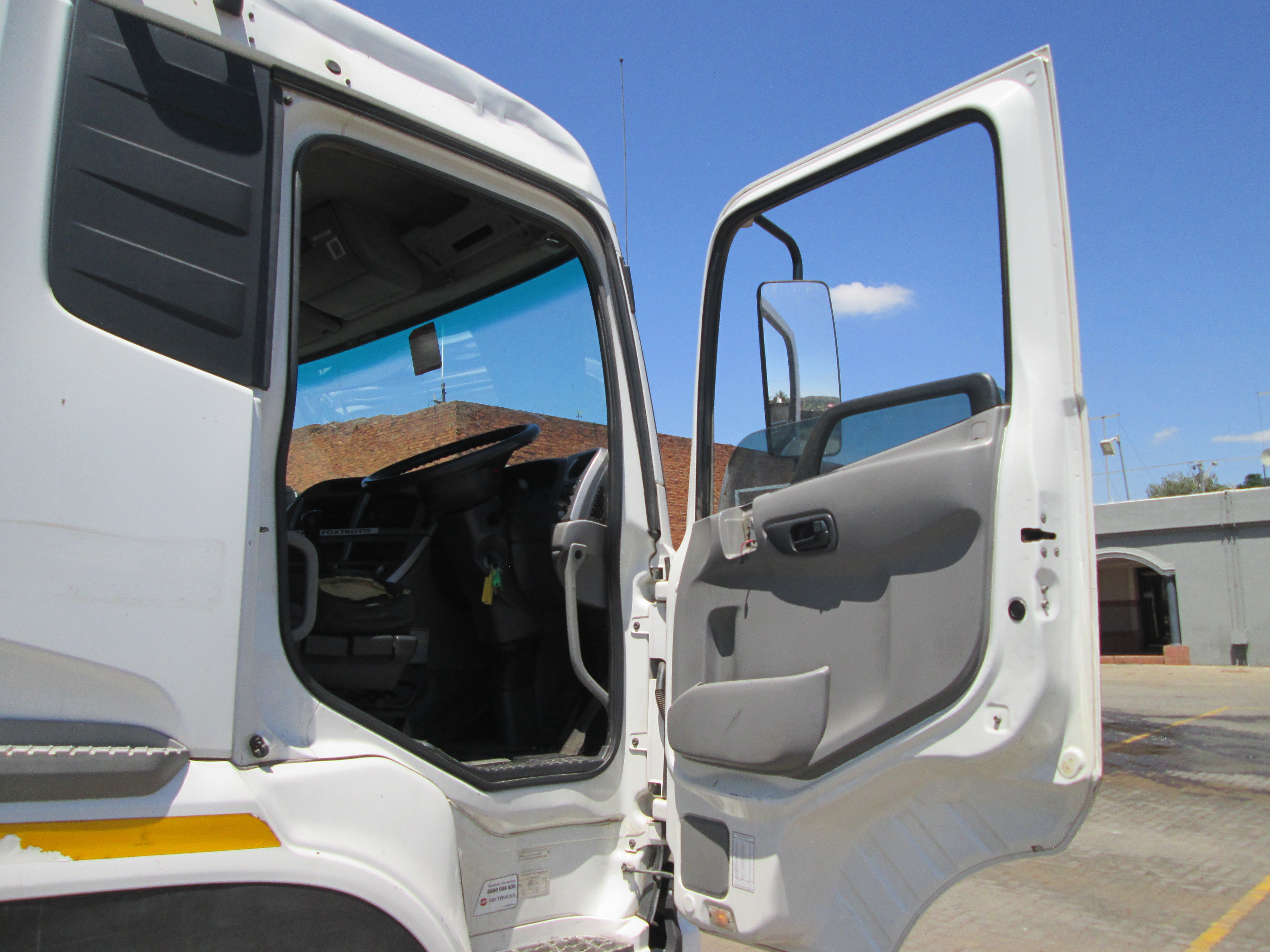 2015 UD QUON GW26-450 TRUCK TRACTOR 275737KM - Image 10