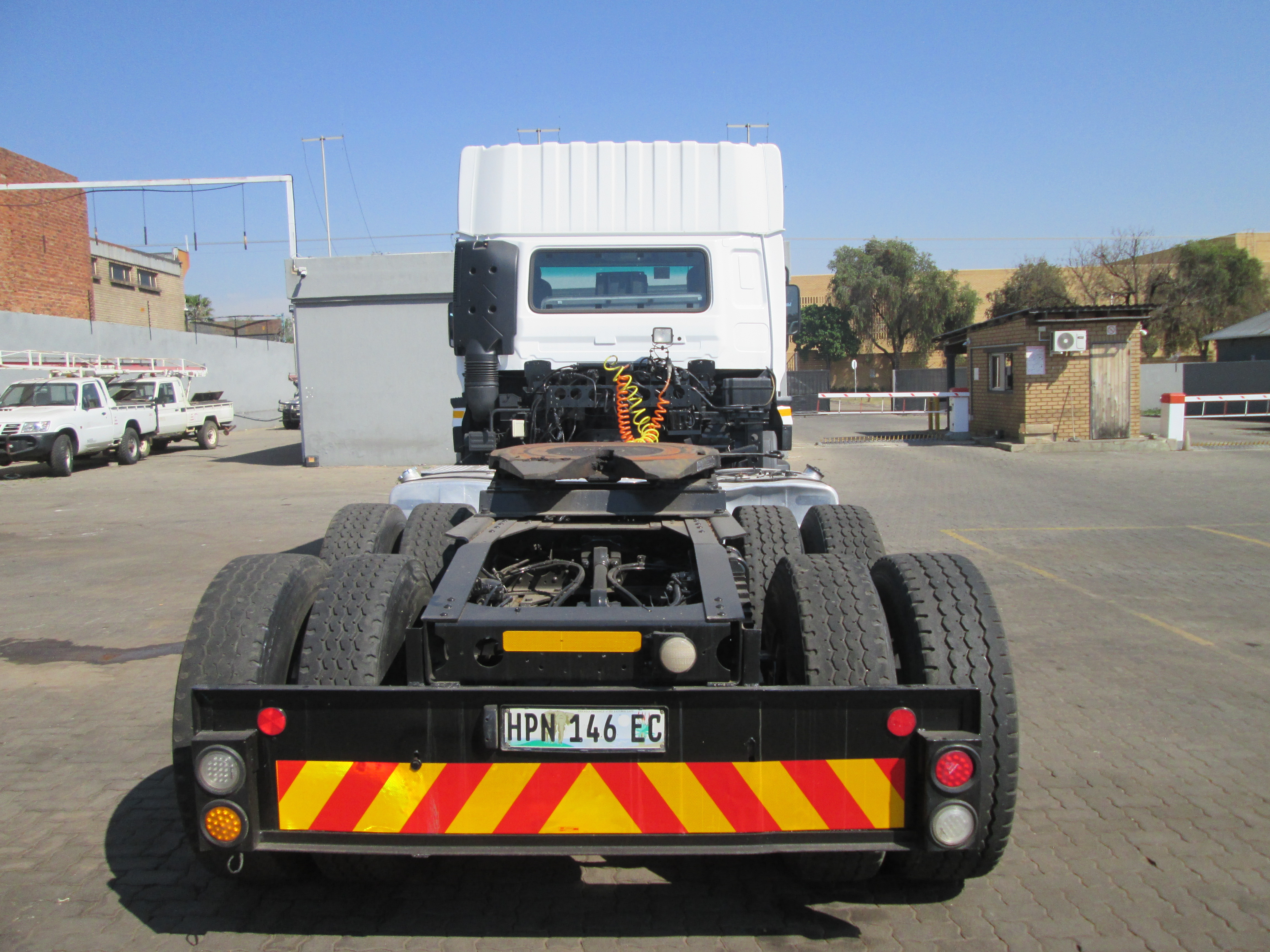 2015 UD QUON GW26-450 TRUCK TRACTOR 359828KM - Image 6