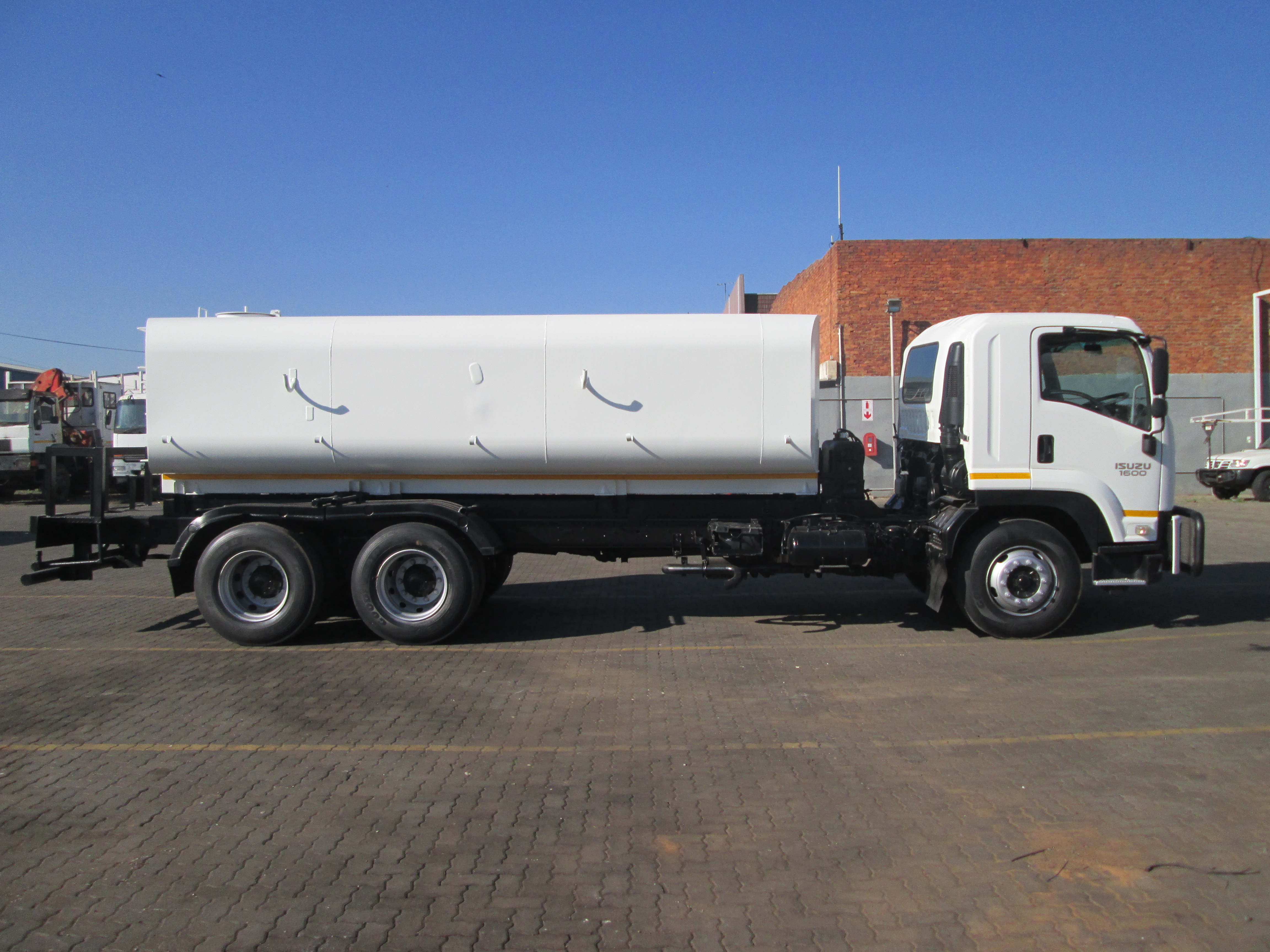 2011 ISUZU FVZ1400 16000L WATER TANKER 453822KM - Image 8