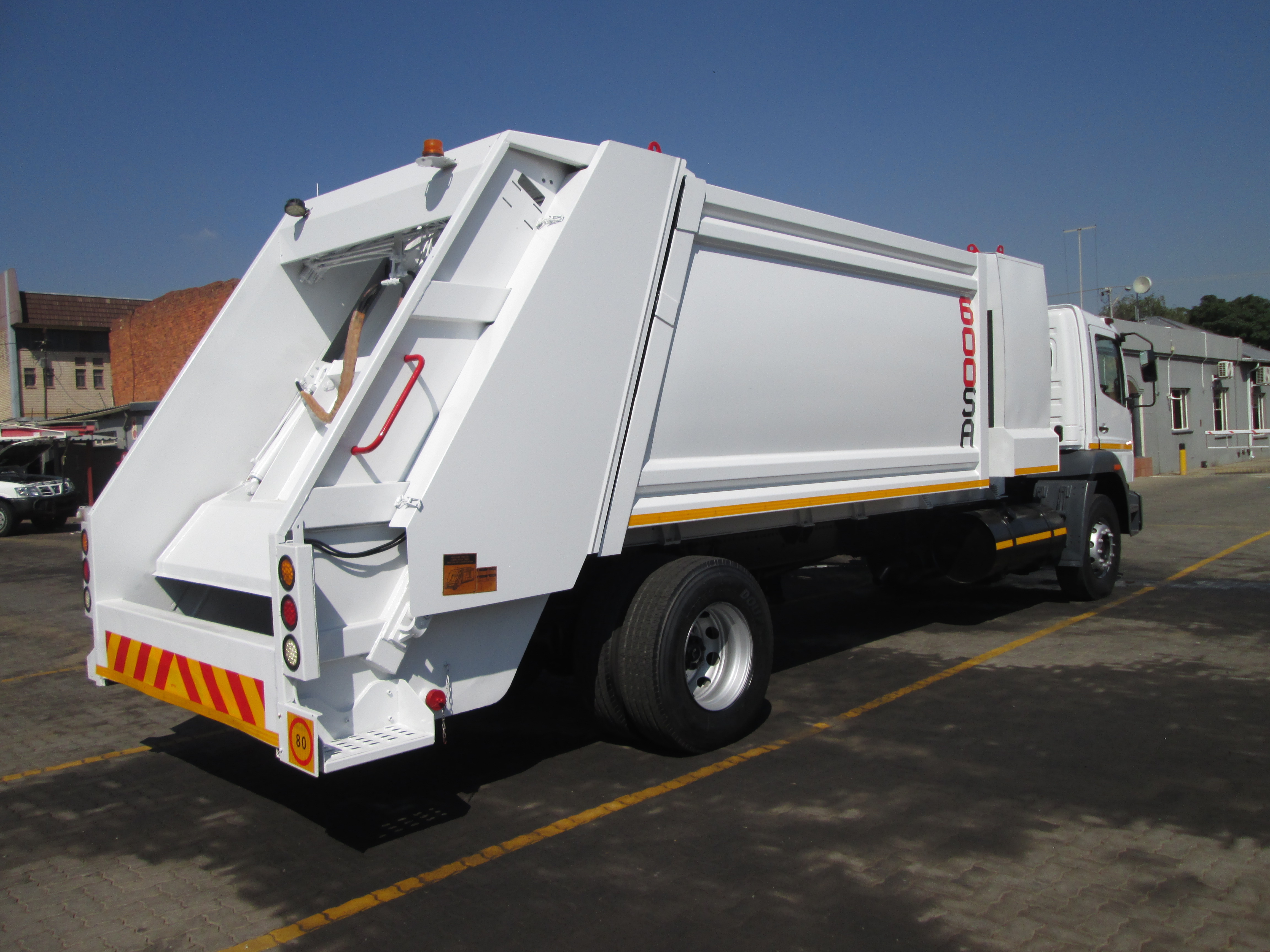 2018 FUSO FJ16-230 13CUBE COMPACTOR - Image 7