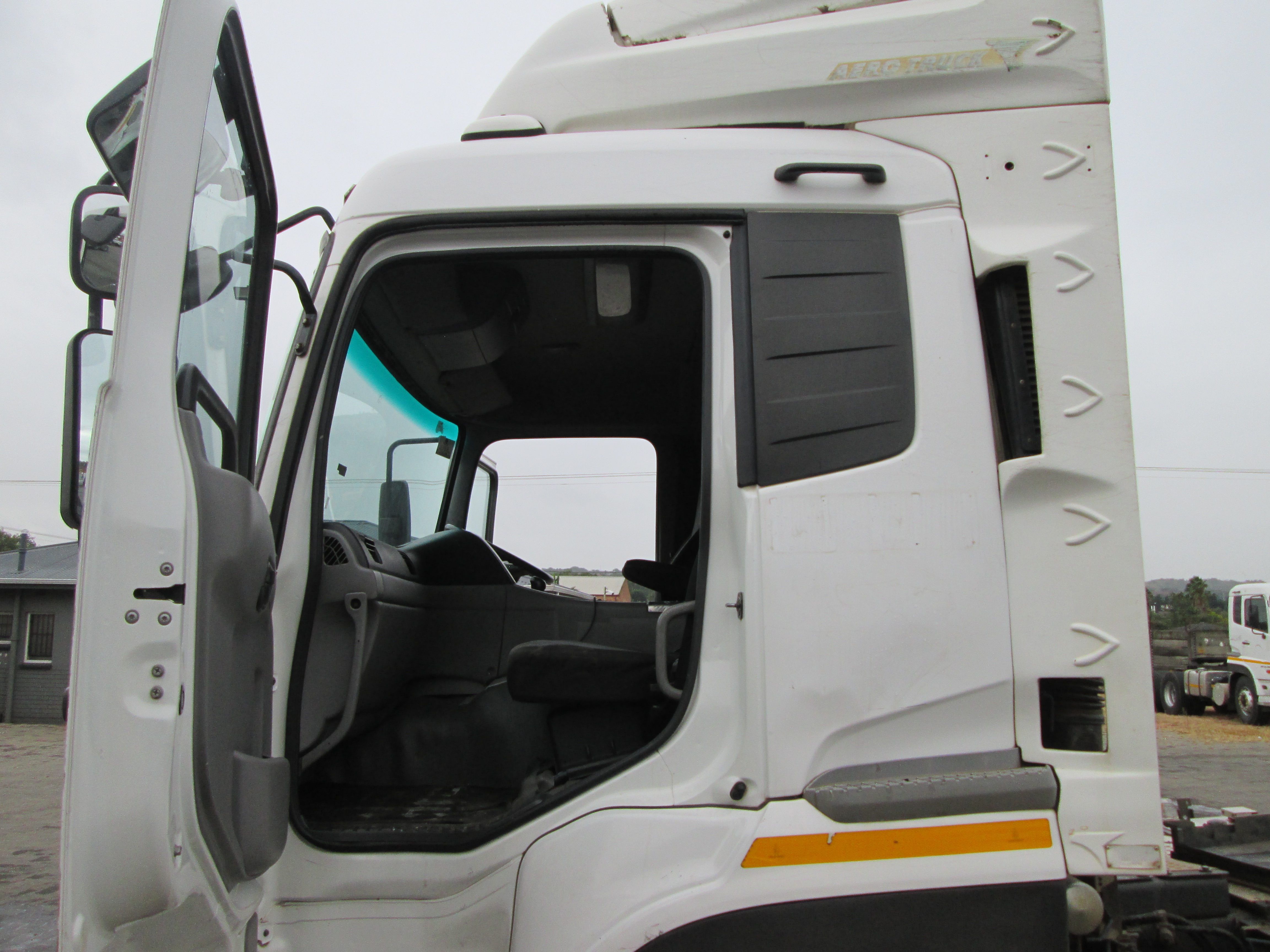 2018 UD QUON GW26-450 TRUCK TRACTOR 265596KM - Image 16