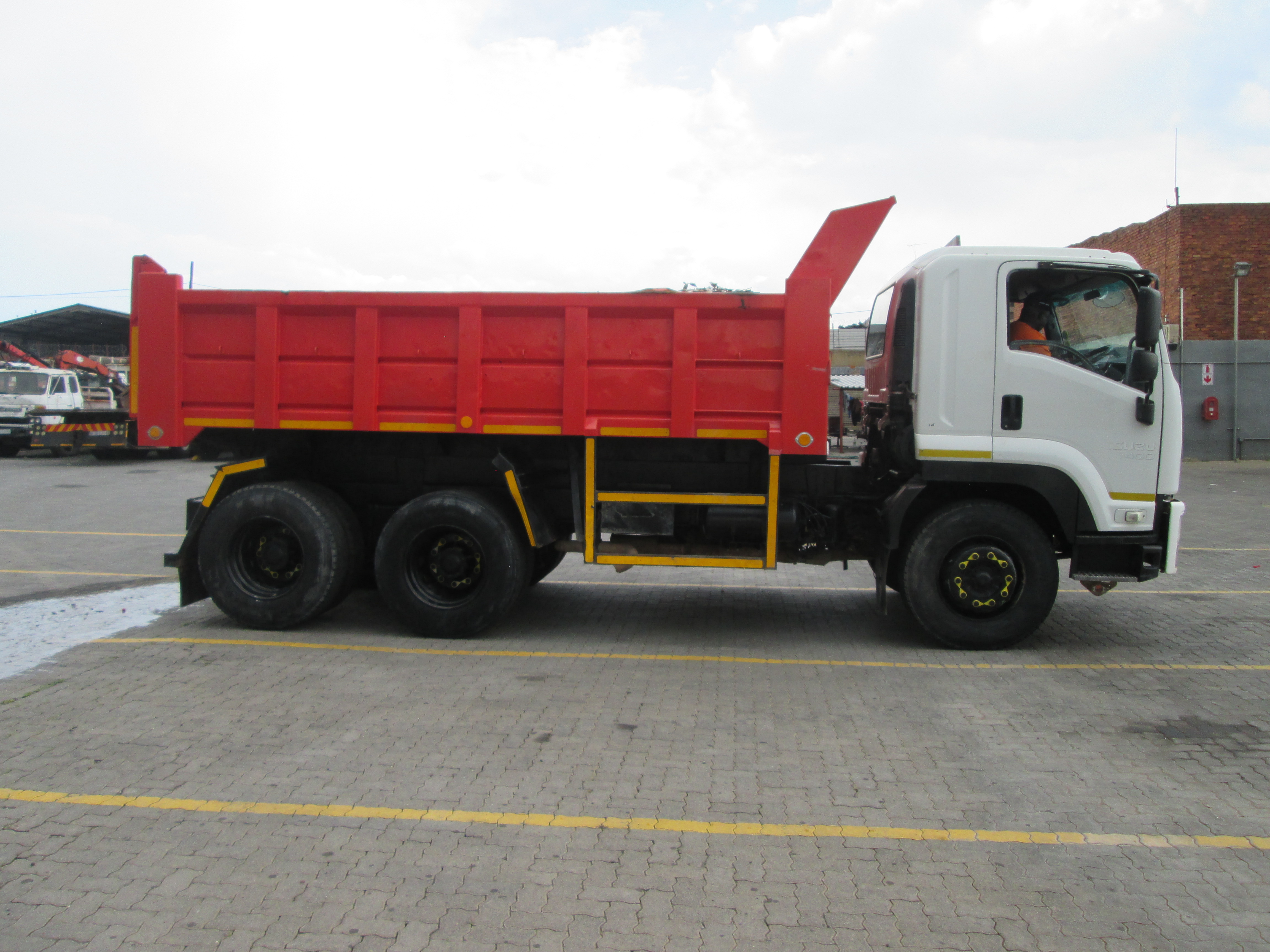 2013 ISUZU FVZ1400 10CUBE TIPPER - Image 8