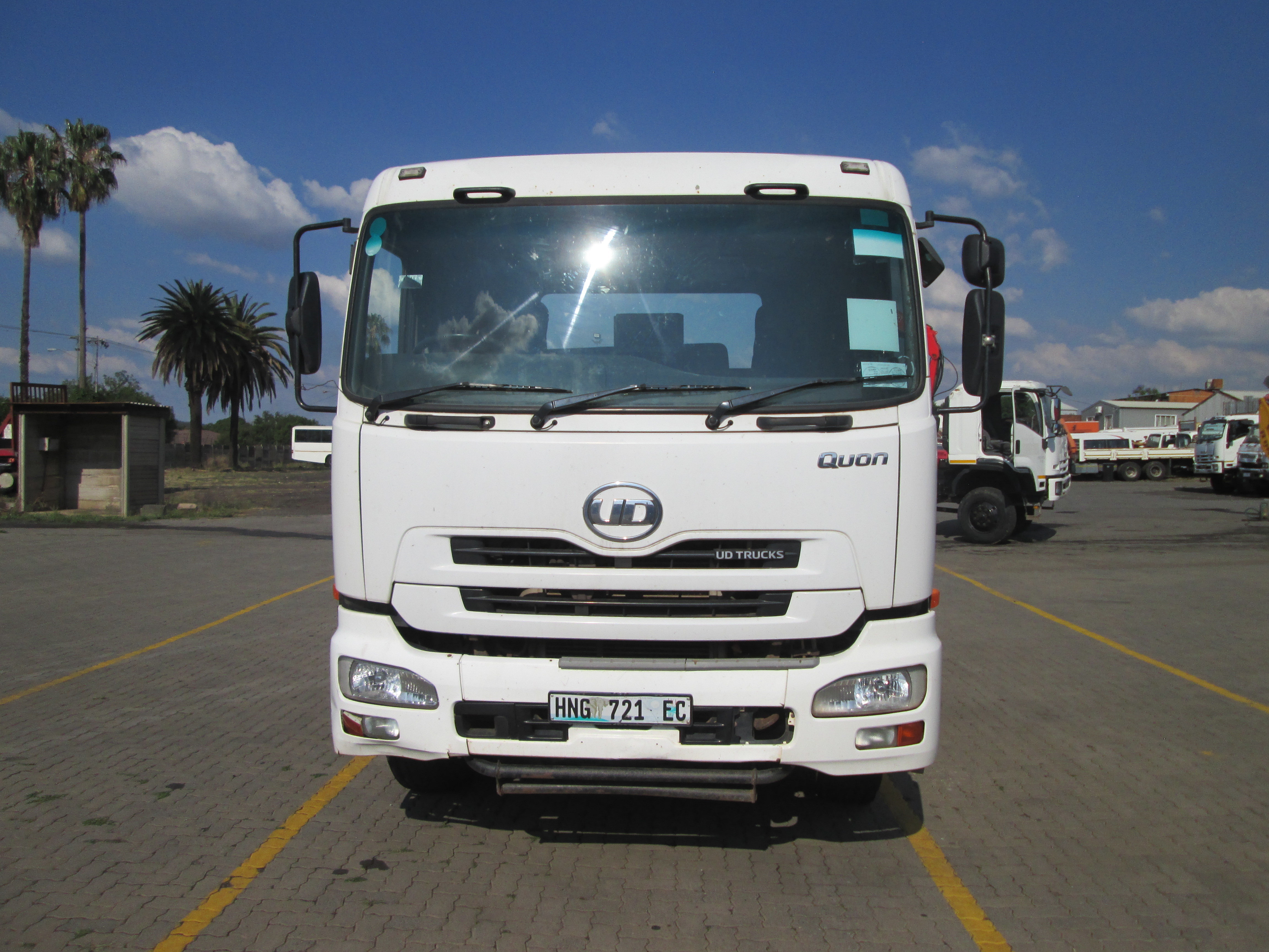 2015 UD QUON GW26-450 TRUCK TRACTOR 125605KM - Image 2