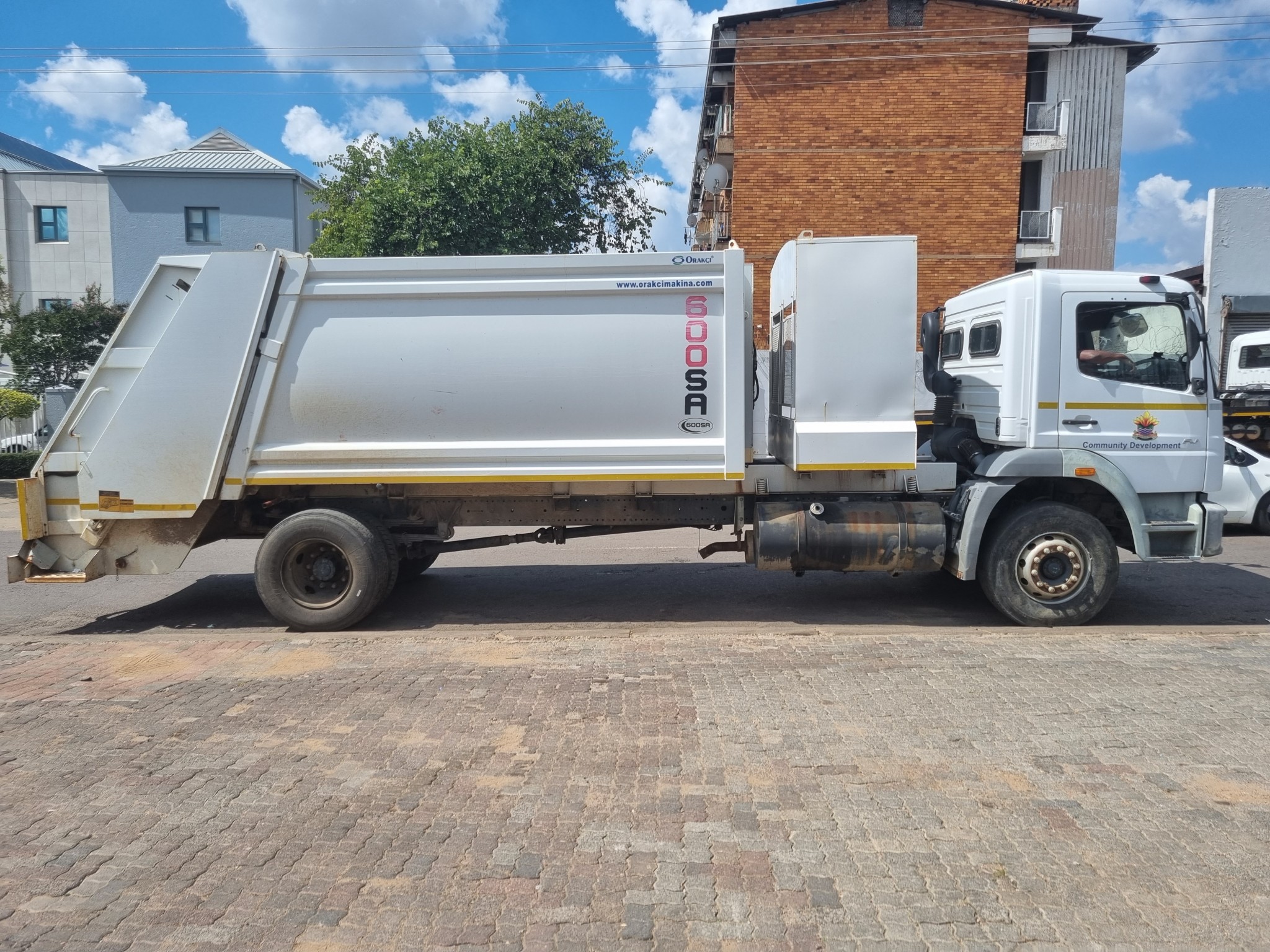 2018 FUSO FJ16-230 13CUBE COMPACTOR - Image 8