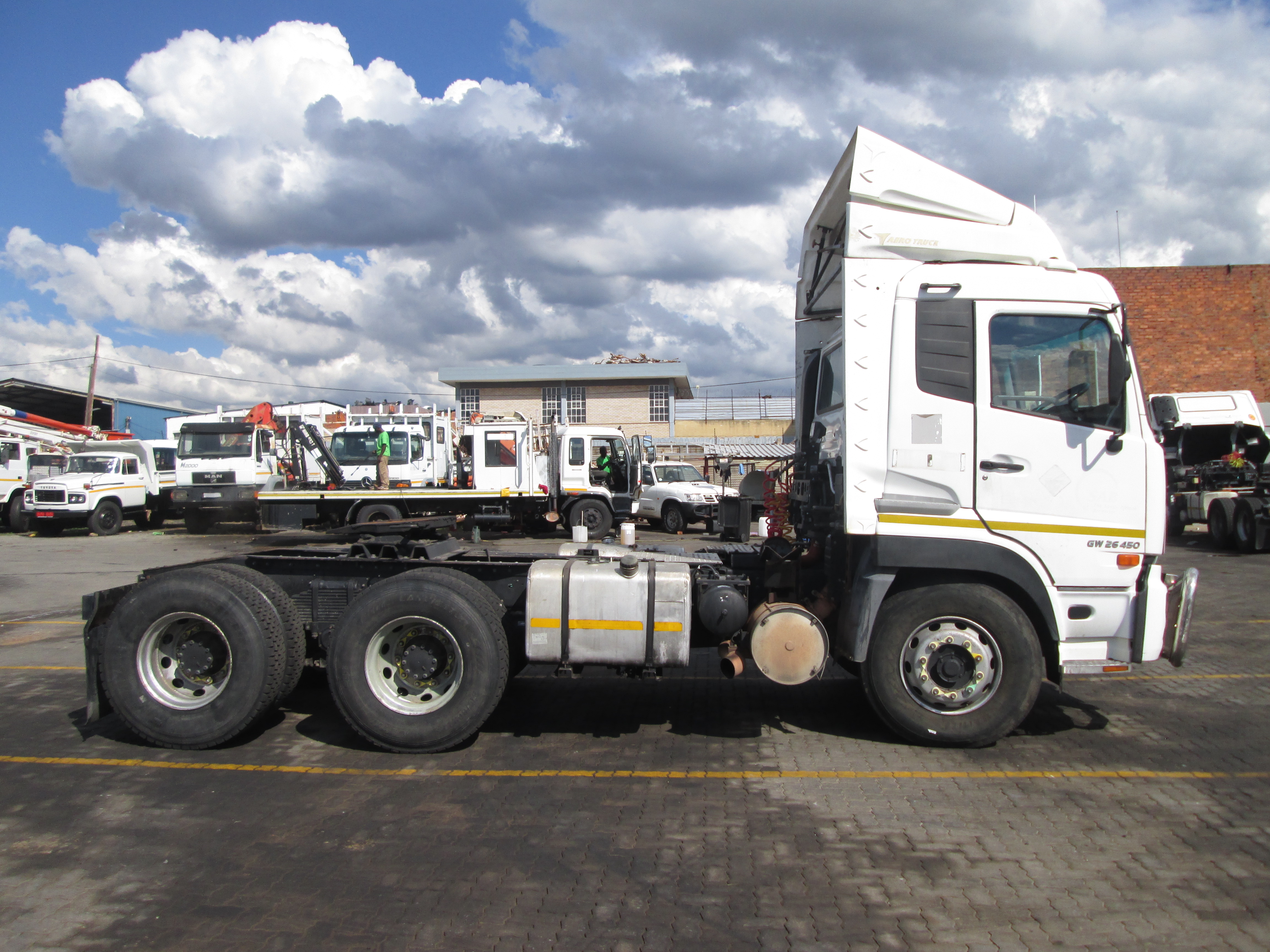 2018 UD QUON GW26-450 TRUCK TRACTOR 406503KM - Image 8