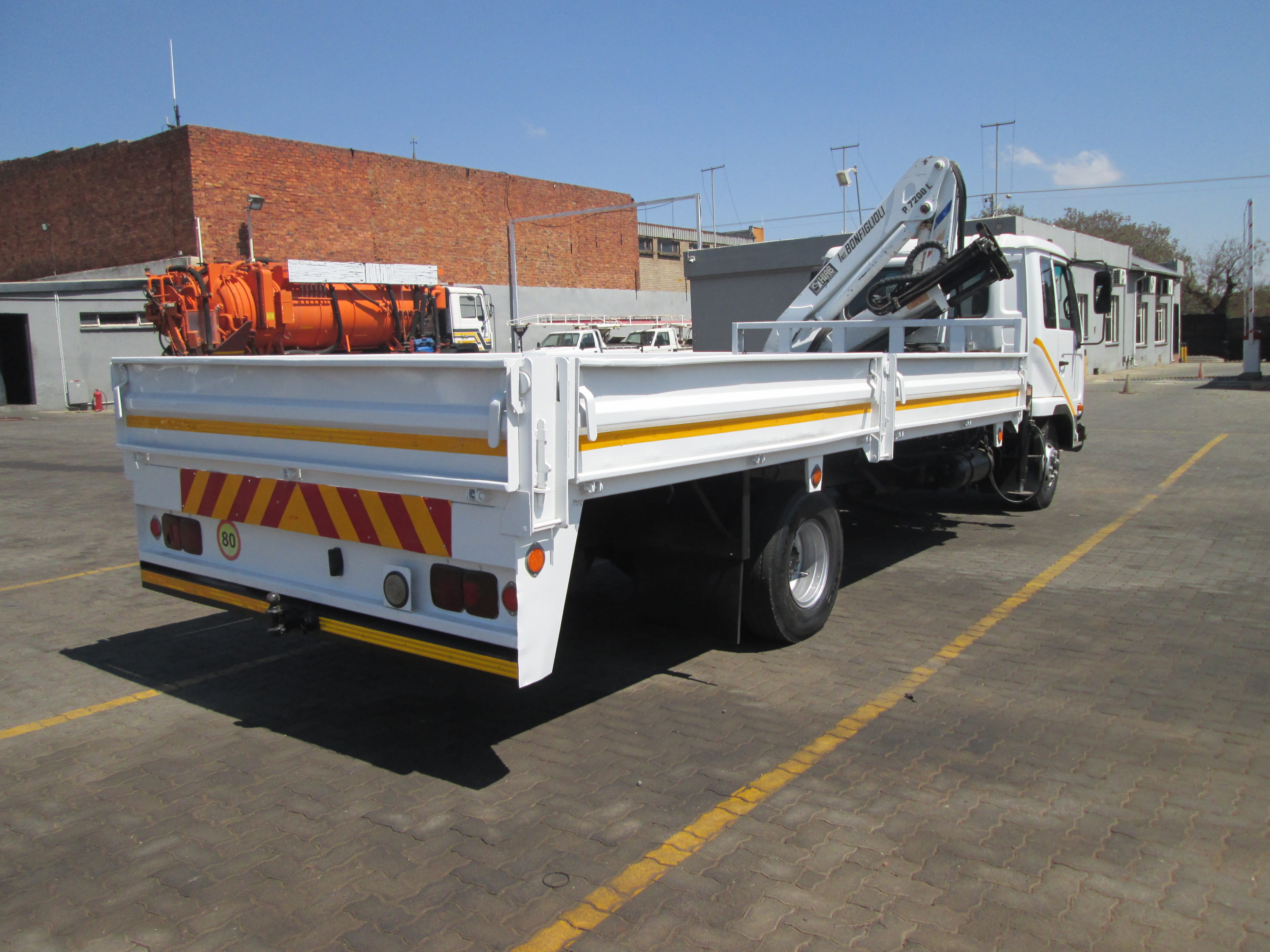 2004 UD60 6TON DROPSIDE WITH CAB MOUNT BONFIGLIOLI P,7200L 20039KM - Image 7
