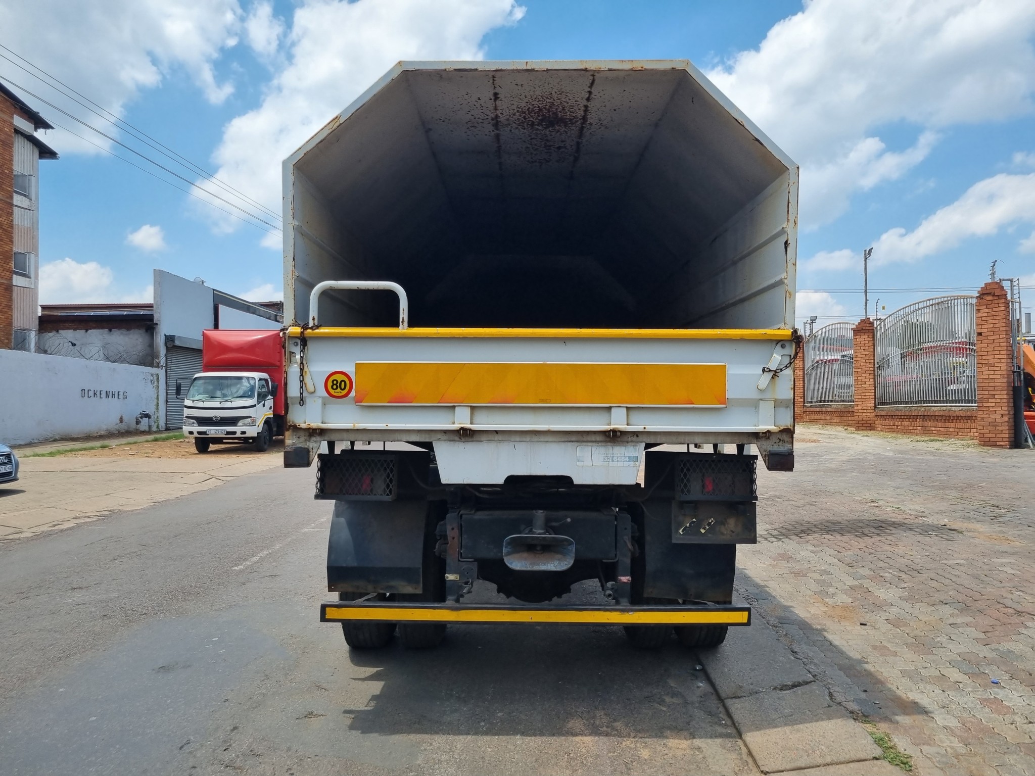 2008 ISUZU FTR800 8TON CLOSED BODY TIPPER - Image 7