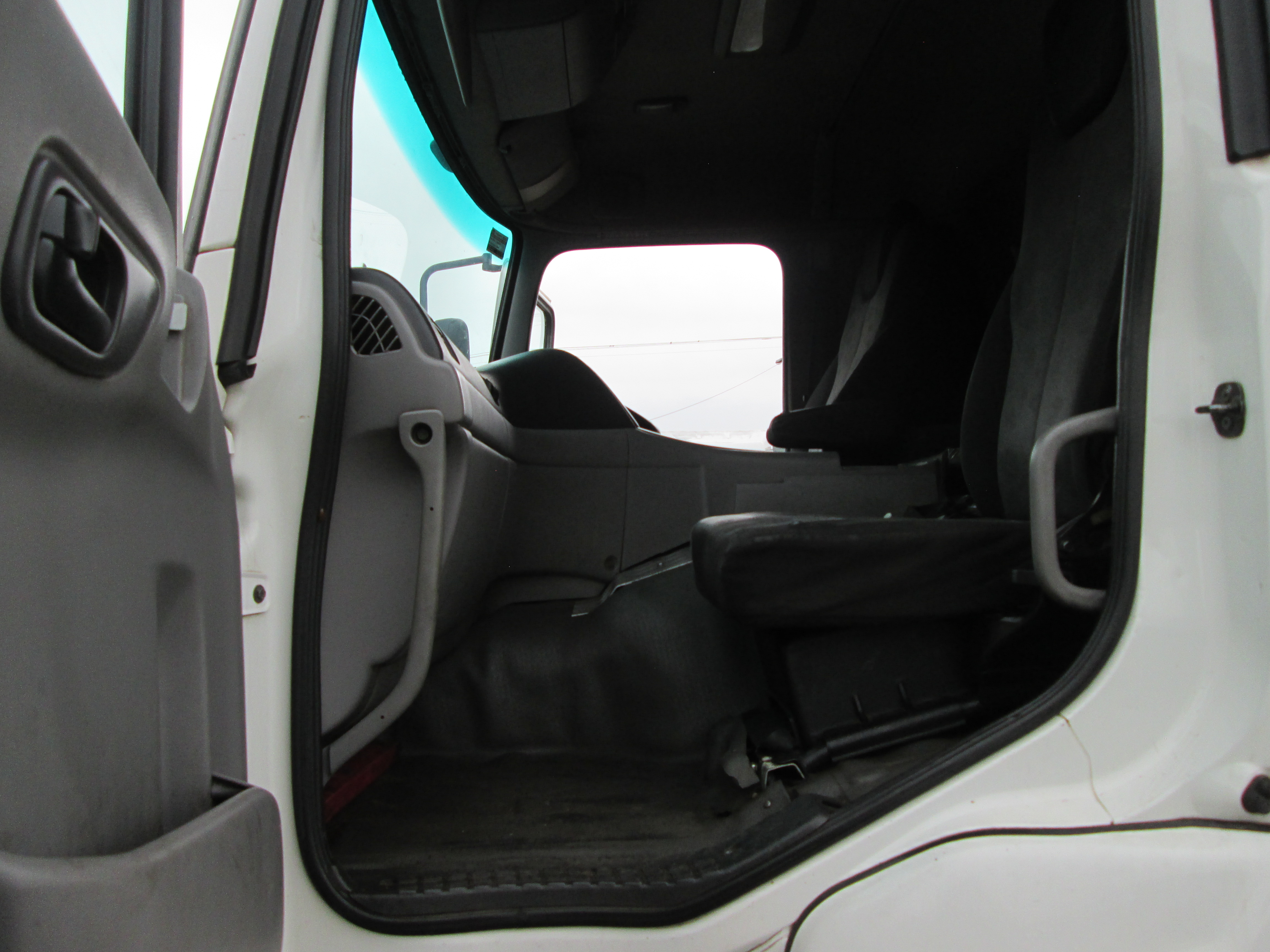 2019 UD QUON GW26-450 TRUCK TRACTOR 279924KM - Image 16