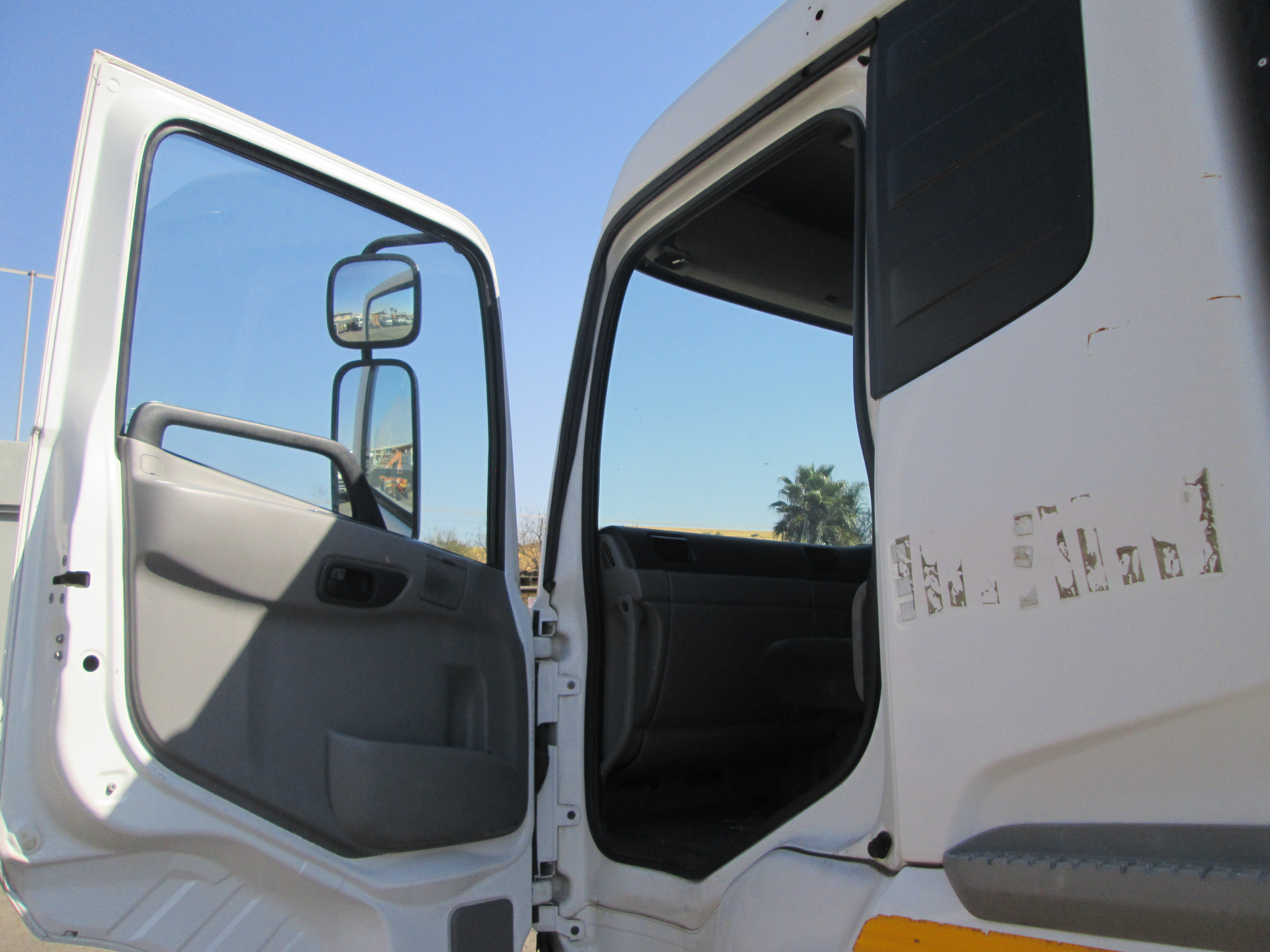 2019 UD QUON GW26-450 TRUCK TRACTOR 217418KM - Image 14
