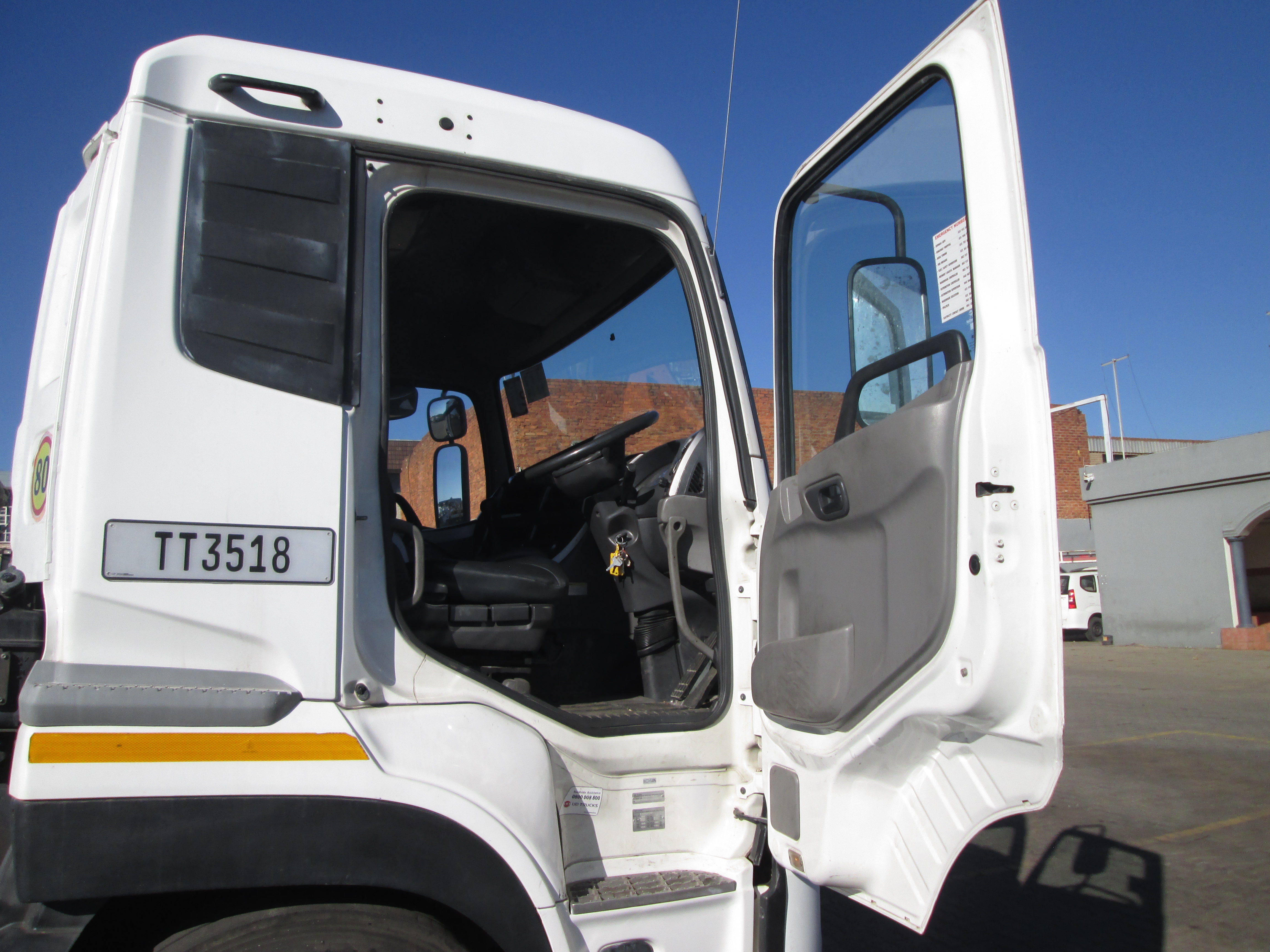 2019 UD QUON GW26-450 TRUCK TRACTOR 303139KM - Image 9