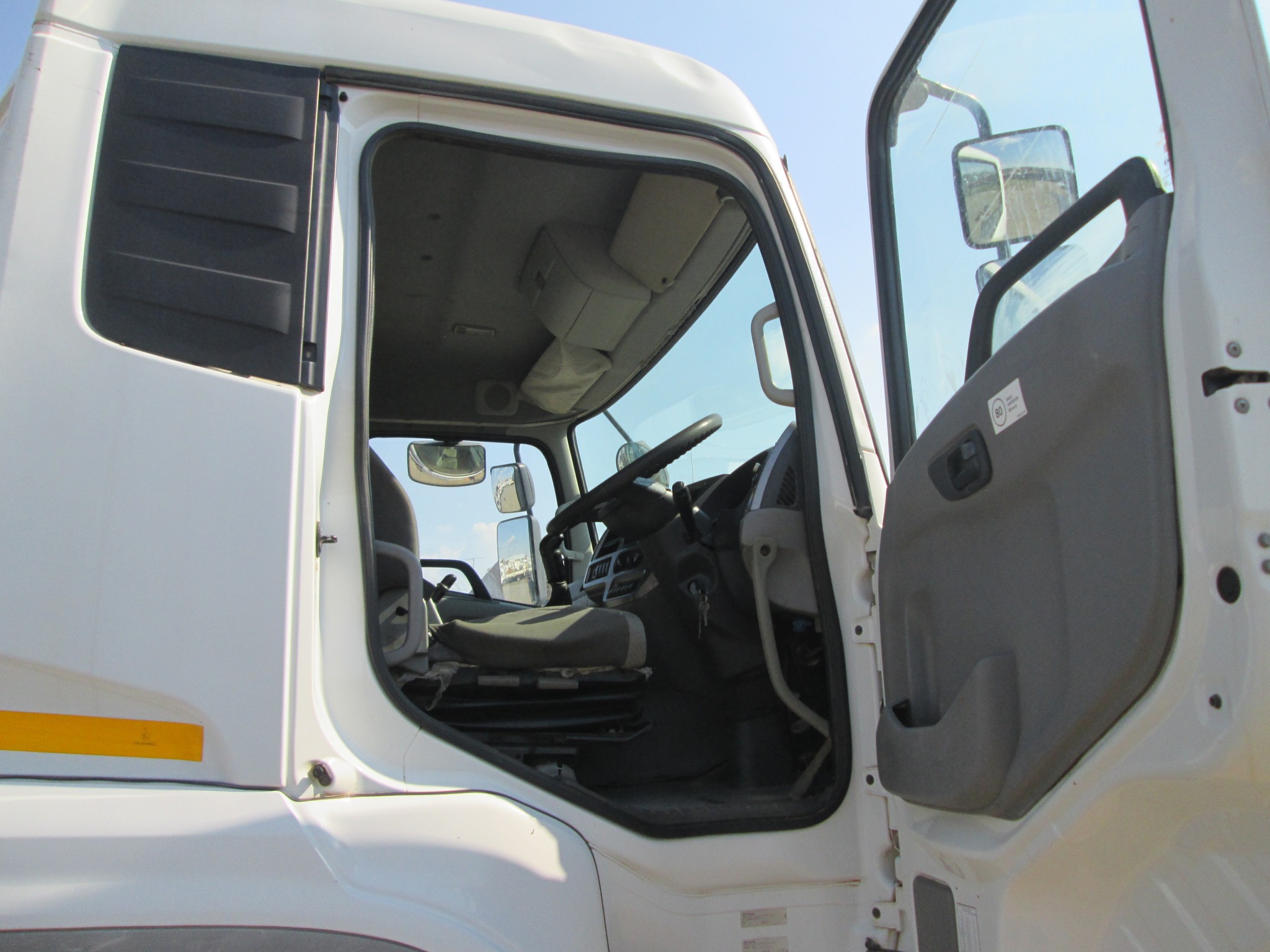 2019 UD QUESTER CGE420 TWINSTEER 18000L WATER TANKER - Image 10