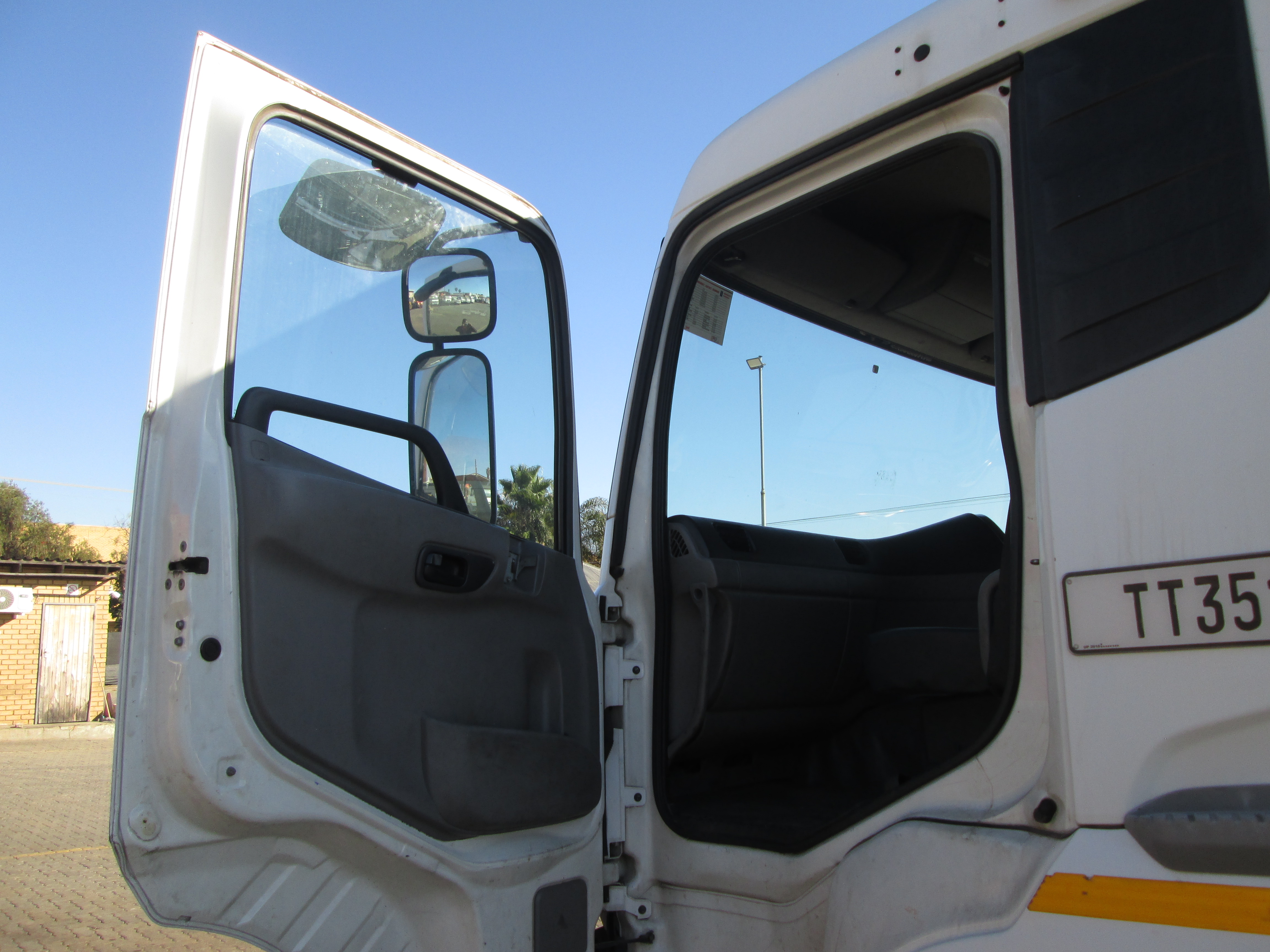 2019 UD QUON GW26-450 TRUCK TRACTOR 303139KM - Image 15