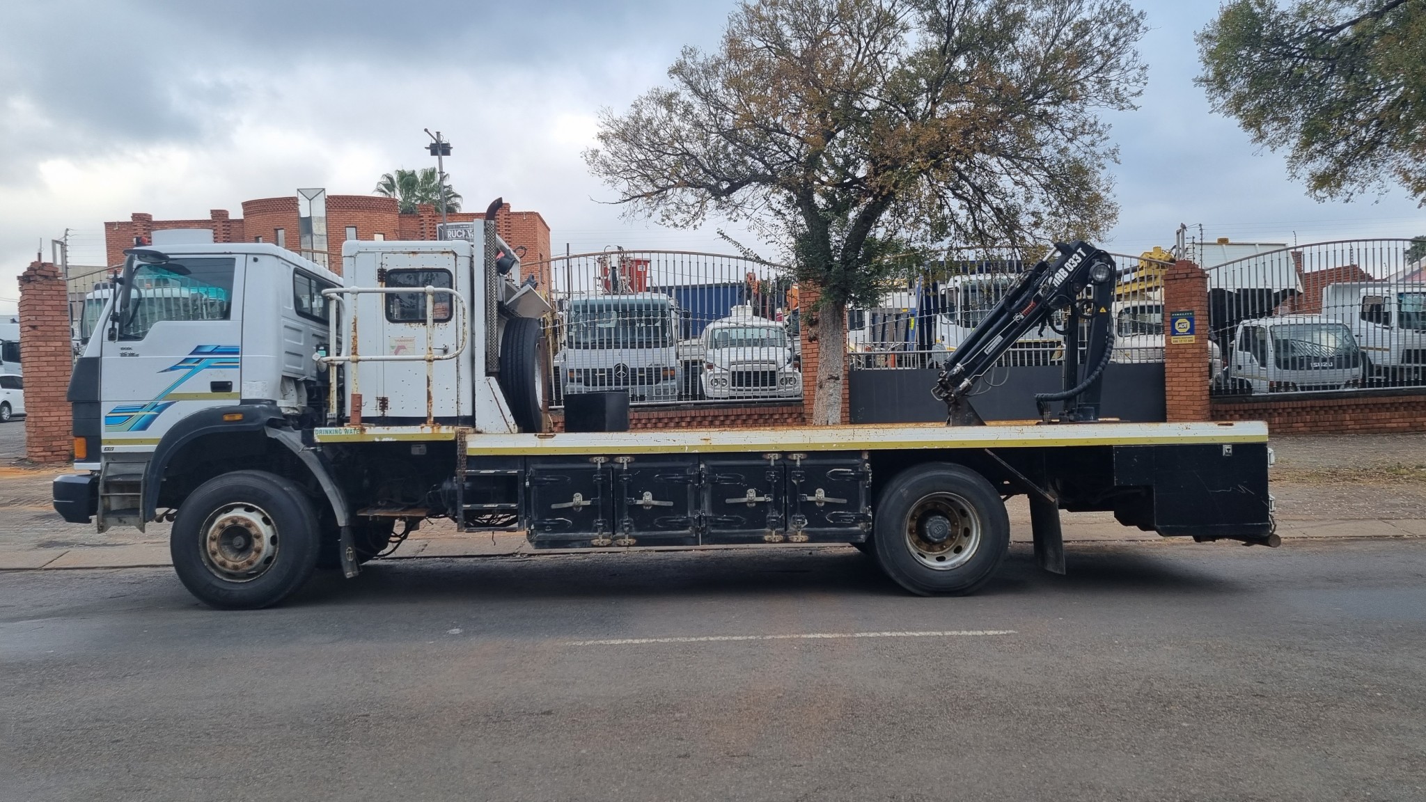 2010 TATA 1518c  8TON FLATDECK WITH 033T HIAB CRANE - Image 5