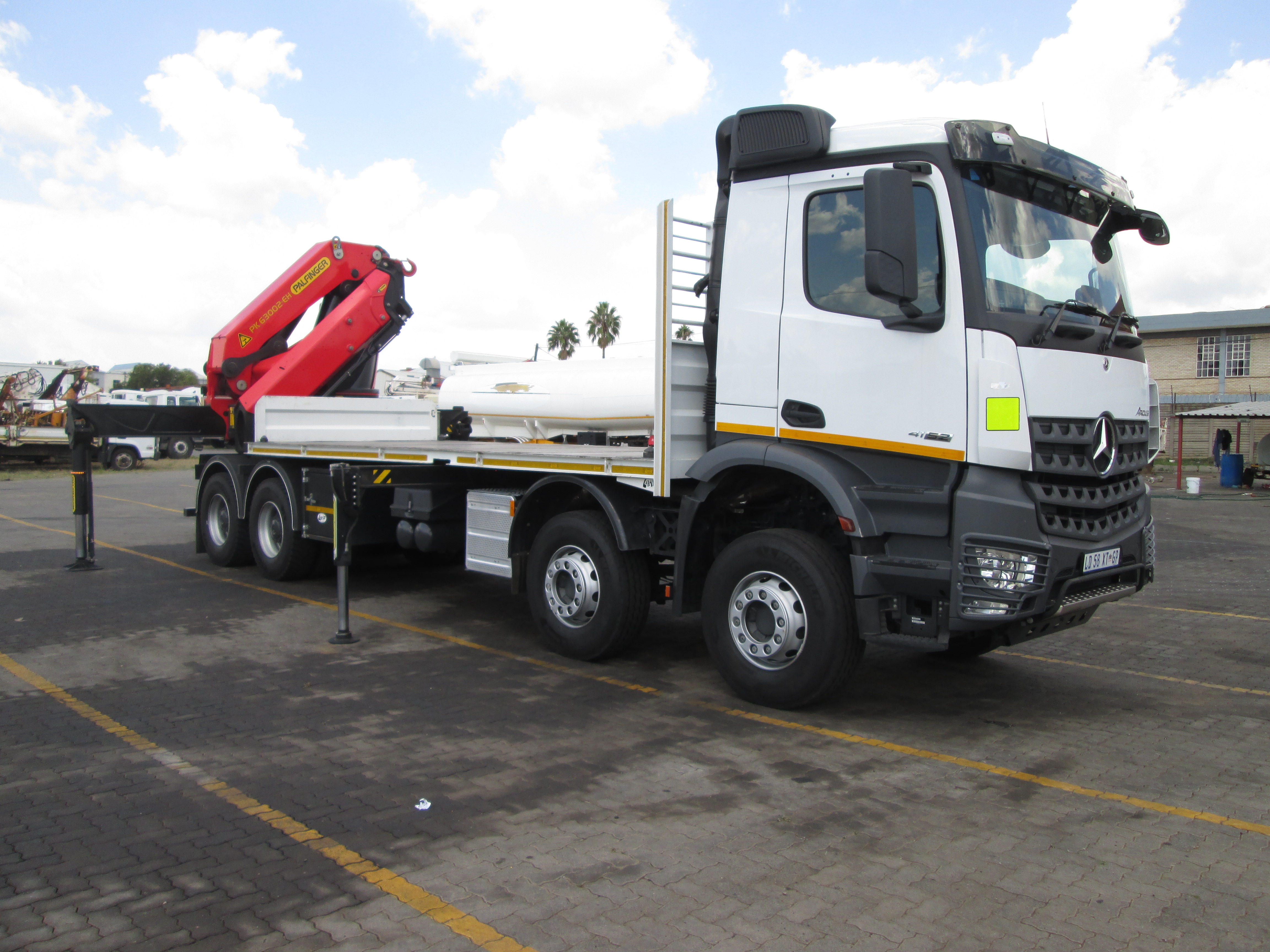2023 Mercedes Benz AROCS 4152 Twin steer 8x4 flat deck Equipped with rear mount PK63002 EH crane - Image 15